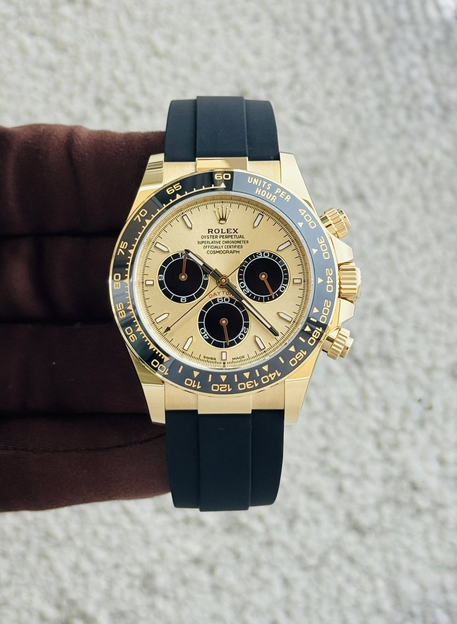 May be an image of wrist watch and text that says ' ROLEX ETUA 0 OISTER MPE机A社る CRONGNA HTER S COSMOGRAPH 0 9 80 6 K ક2 0 DAYT G0 1o 85 90 UNITS HOUR PER 400 TO MIIA ณ A 0 2 I 0 AO…