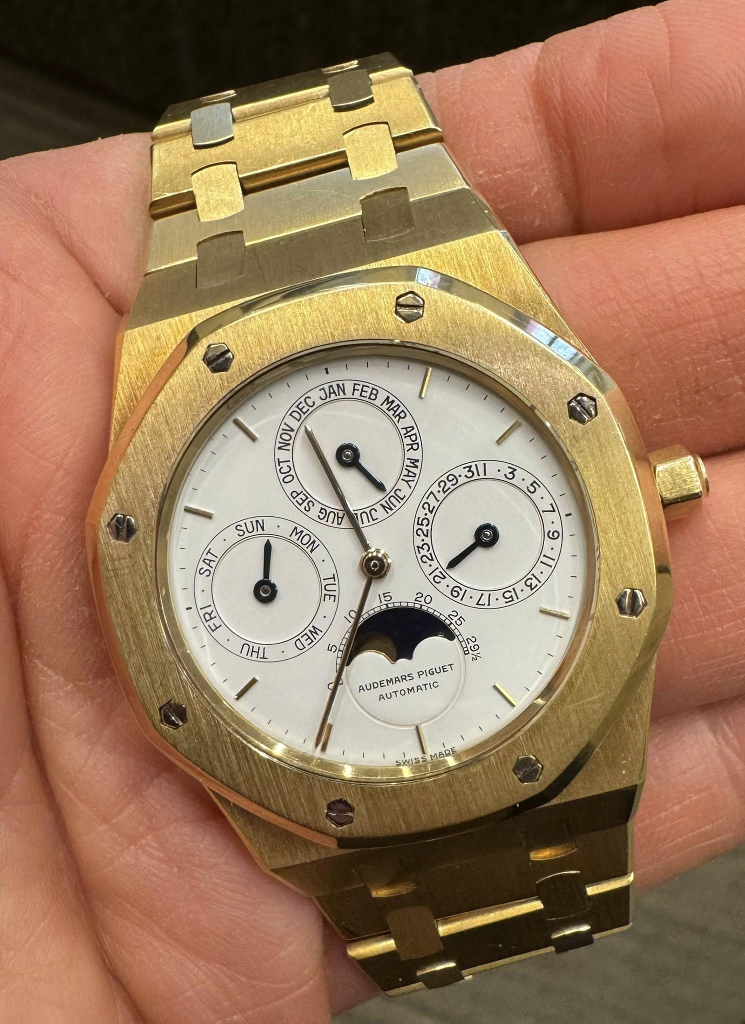 May be an image of wrist watch and text that says 'DEC JAN FEB MAR APR OCT SER UC / 3 5 อกษ በር MON TUE 心 9 SUN SAT FRI 0 ا6. 6/ 25 13 を لل a3M ミ AUDEMARS PIGUET AUTOMATIC'