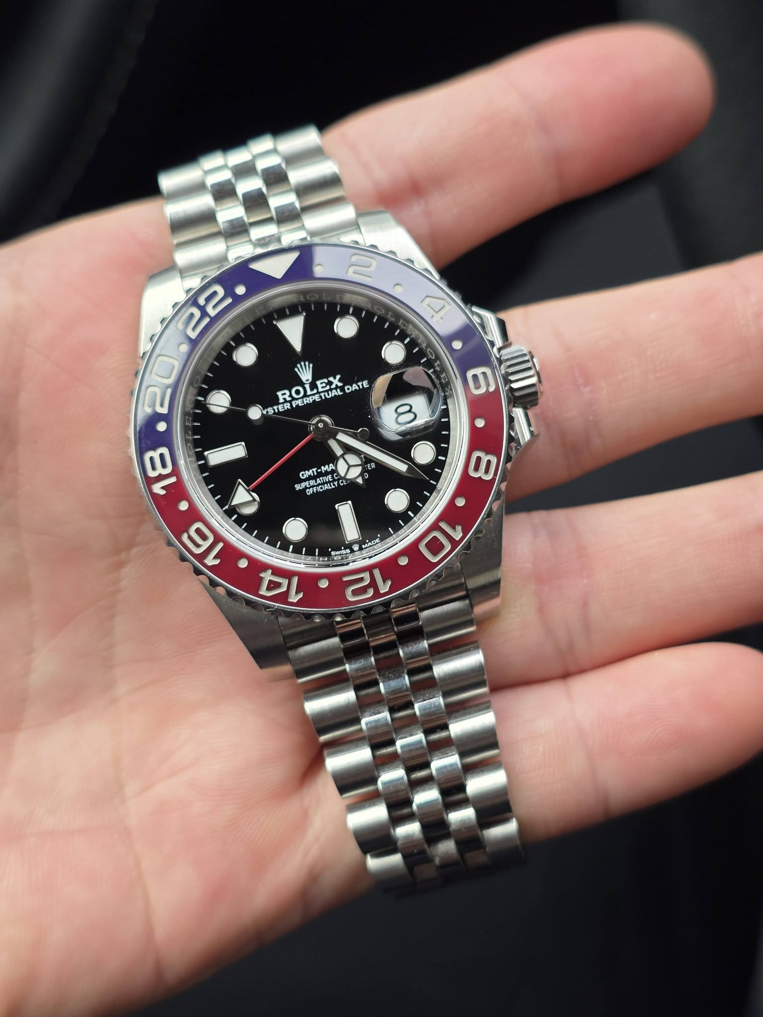 May be an image of wrist watch and text that says '2 4 ROLEX RO STER PERPETUA EO EX JAL DATE CMT-M FERLEVE OFFICIRLY DILAY CAOC 8 10 ၃'