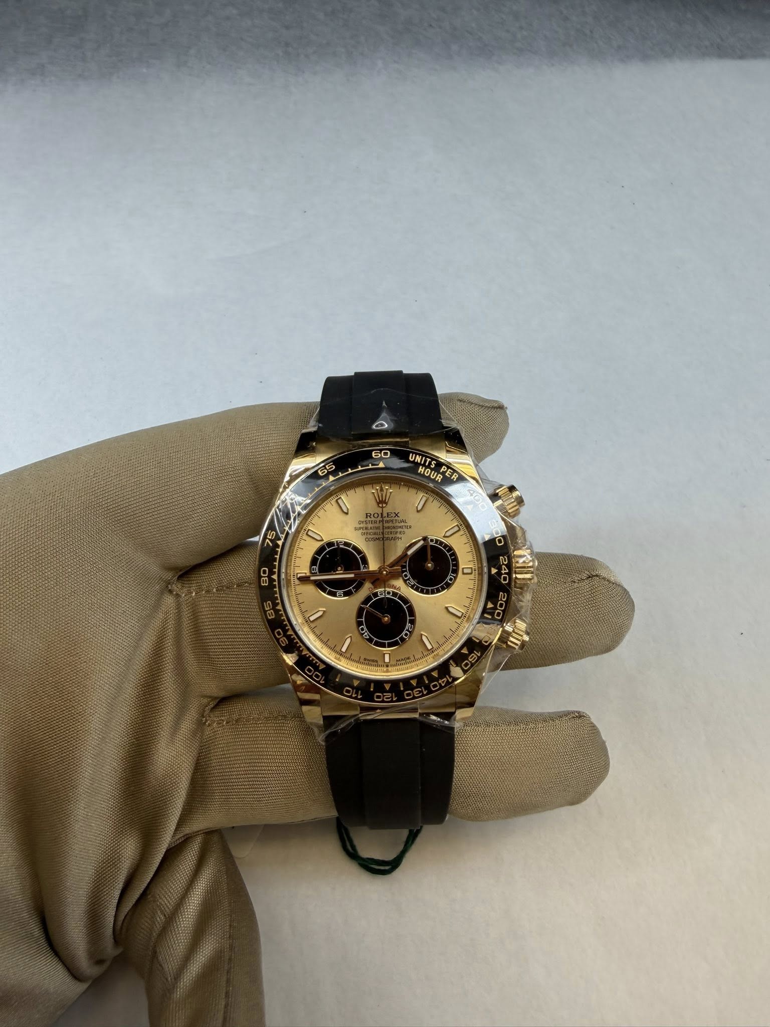 May be an image of wrist watch and text that says 'UNIT HOUR PER V, 0 돈 ه'