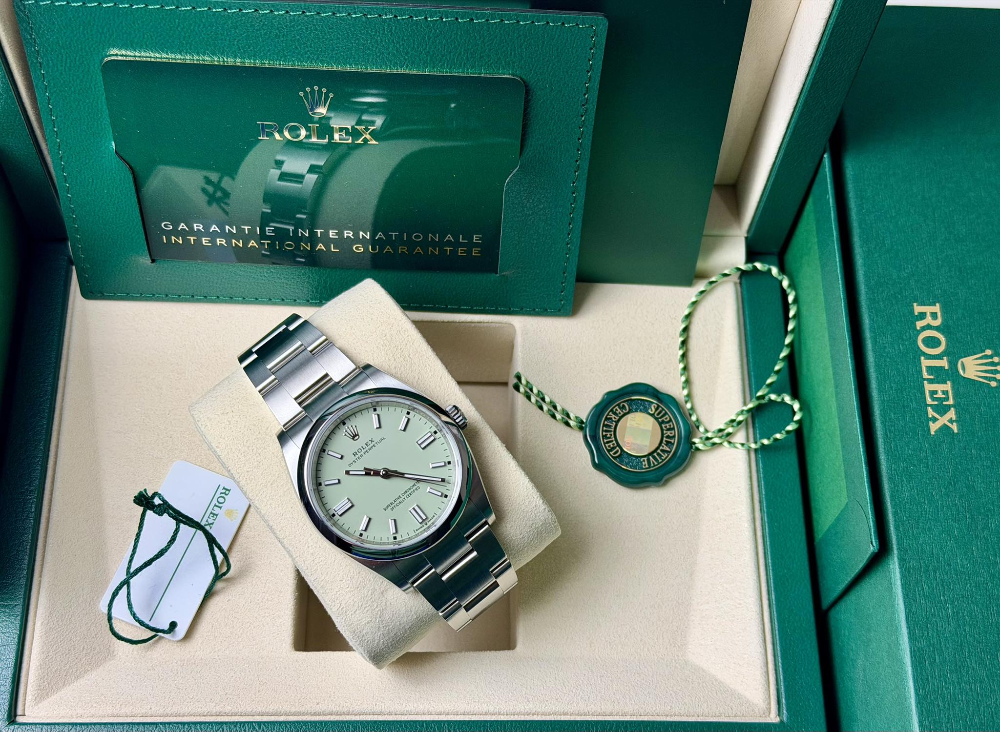 May be an image of wrist watch and text that says 'ROLEX GARANTIETNTERNA TNTERN INTERNATI INTERNATIONALGUA G NALG ጠው II W が製用だ L T4 L A m COUNENAN A ROLEX W'