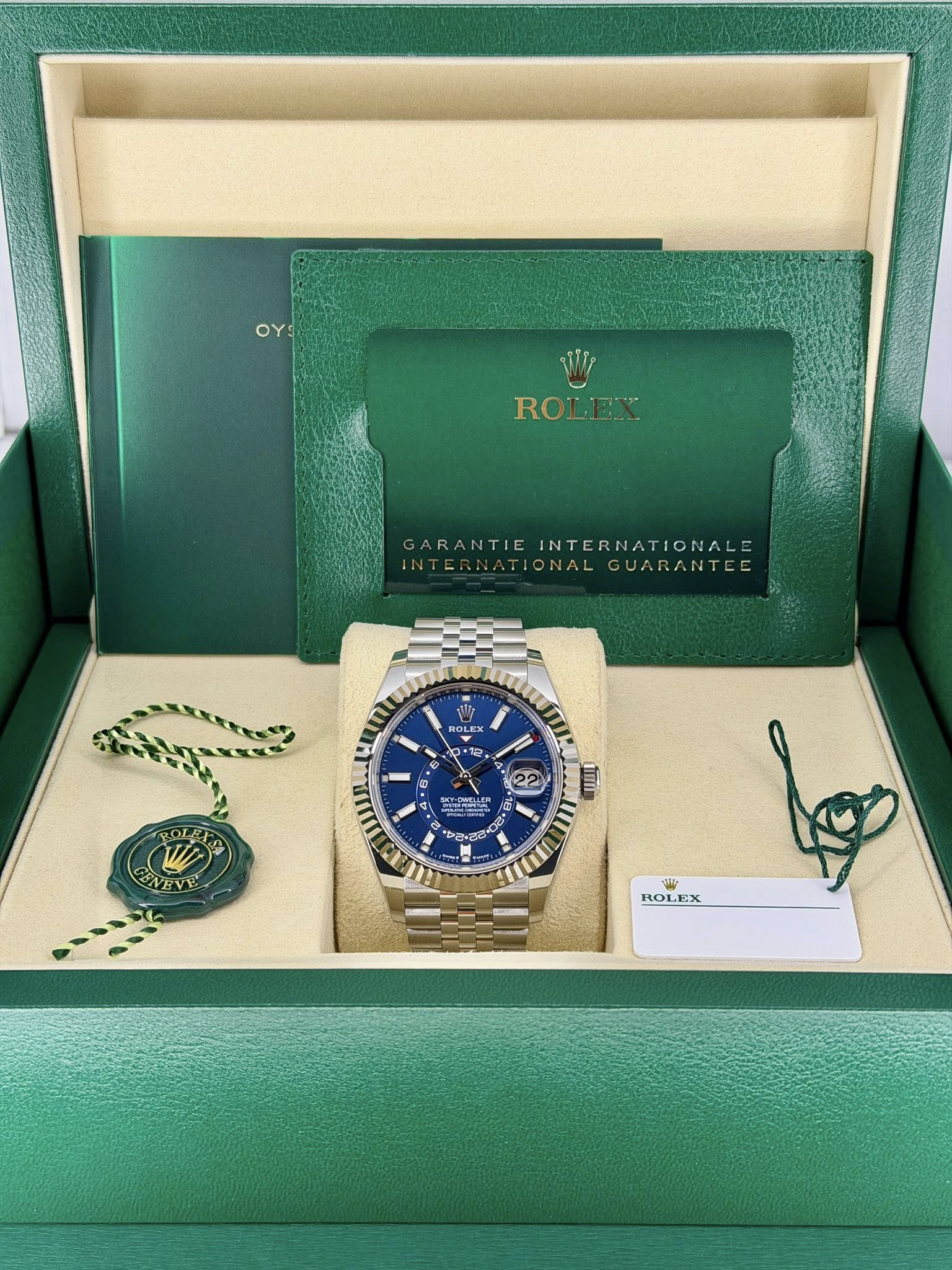 May be an image of wrist watch and text that says 'Y ROLEX RO1 GARANTIE GARANTIEINTERNATIONA NTIE INTERNATIONAL! ITERMATIONALGUARANTEC NNATIONAL GUARANTCE OE 地。 12. I 2 22 4 CEN…