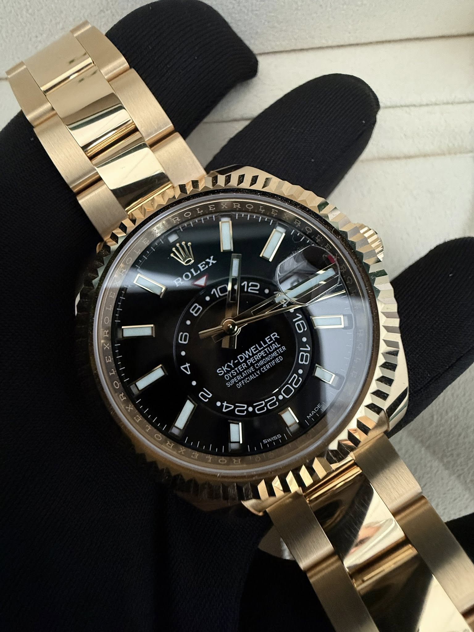May be an image of wrist watch and text that says '1 VI ROLEX 中 I 17 ه A9 8 SKY Y-DWELLER PERPETUAL SUDERLA r ססגגיגסי 2Z'