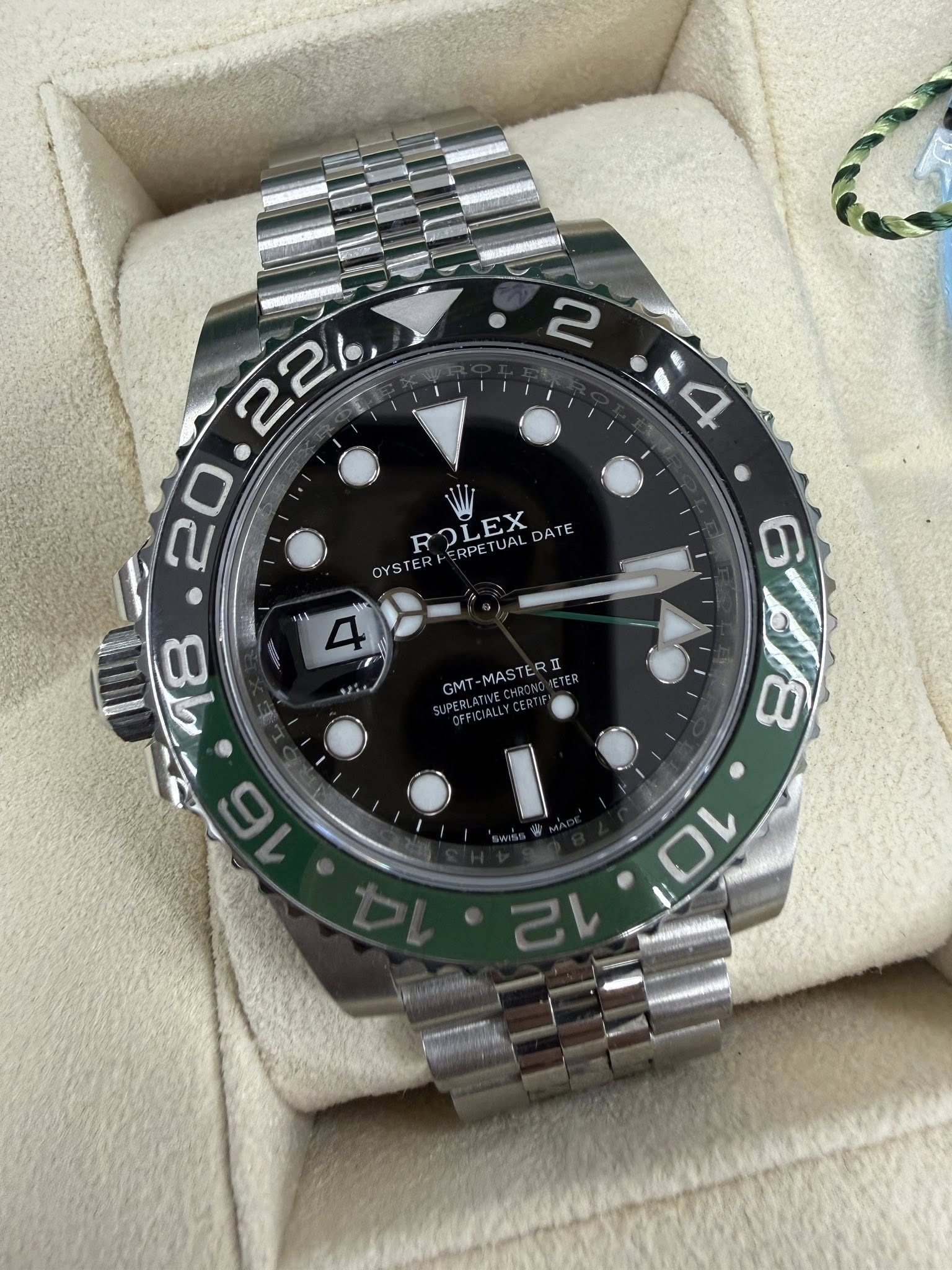 May be an image of wrist watch and text that says 'OYSTERHERPETUALDATE ROLEX ROLEX -ERPE ETUAL DATE STER 4 22%, GMT-MASTER!! 2 .4 이을을 668 8 10 己い'