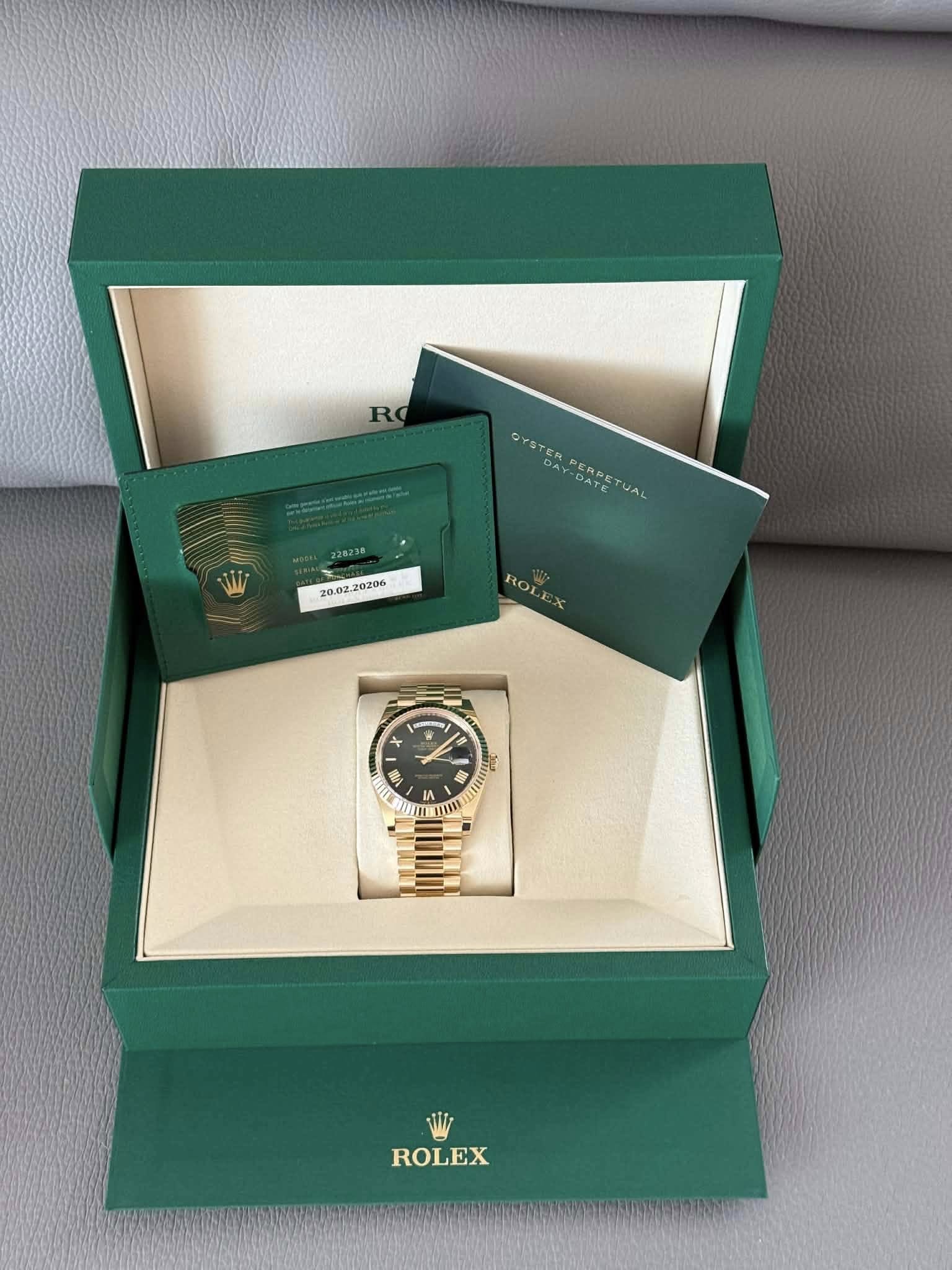May be an image of wrist watch and text that says 'CイタTER OYSTER_PERPETUA ΓΑ Y-DATE PERPET UAL ROLI + 口 Bun 超 一番 ROLEX'