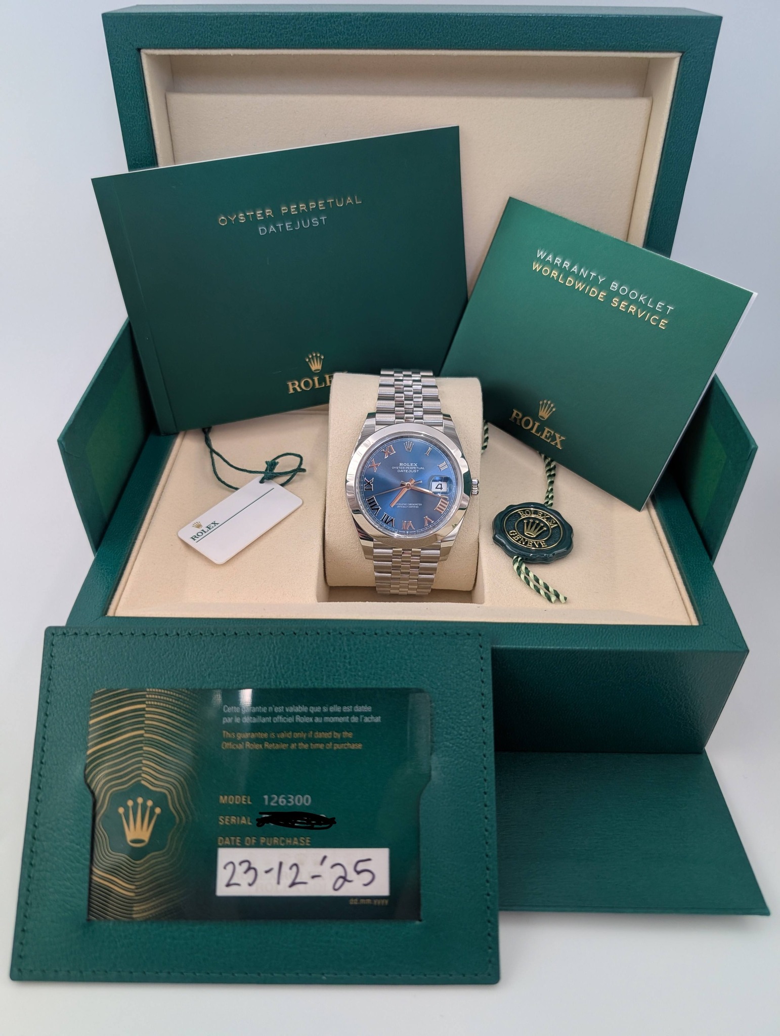 May be an image of wrist watch and text that says 'OYSTEATEJUST OYSTER DATEJUST HΑ YSTERPERPETU PERPETUAL OYSTERPERPETUAL UAL PERPE DATE WORLD WORLDWIDE WARRA WARRANTY DWIDE…