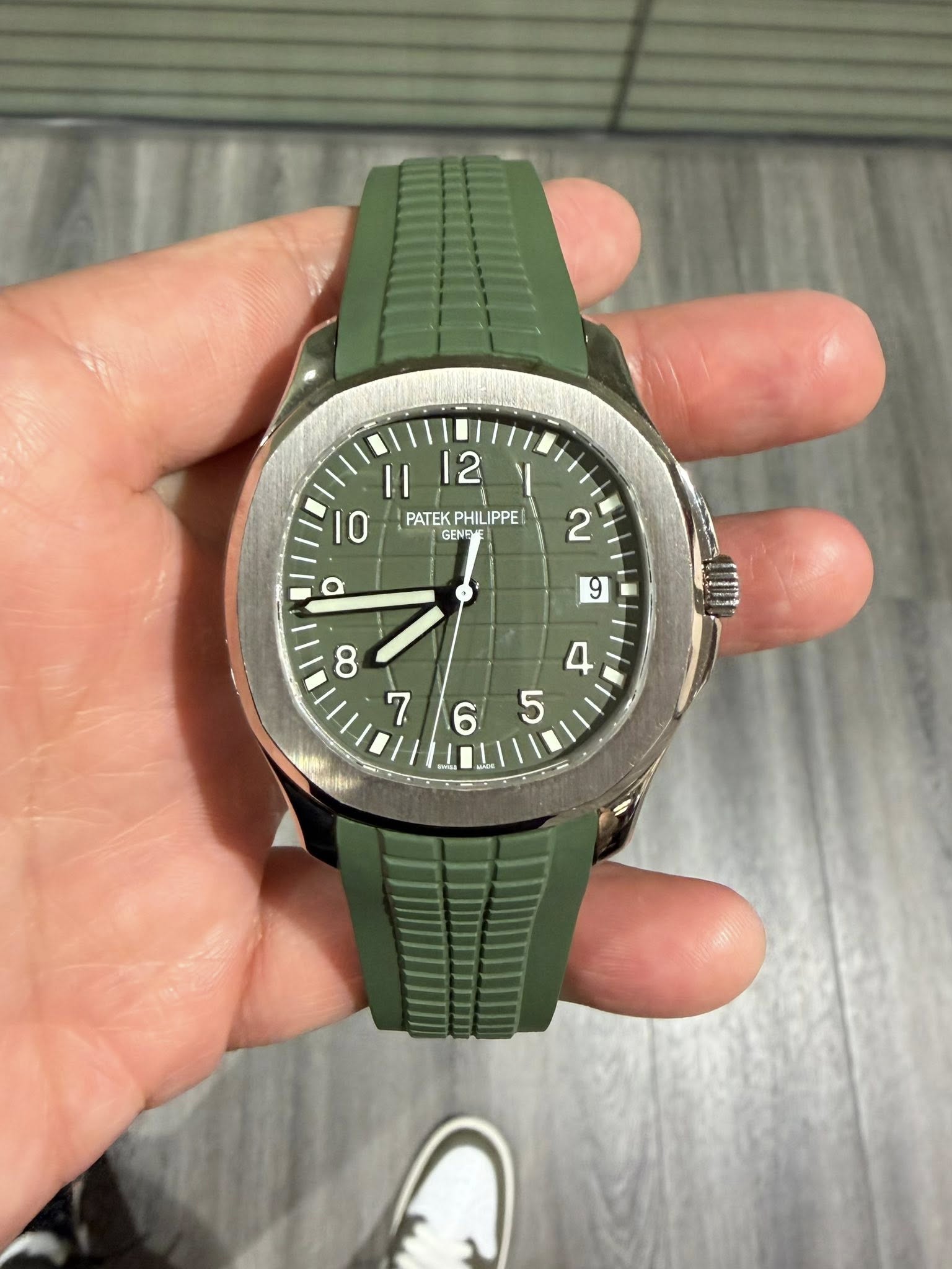 May be an image of wrist watch and text that says '12 I1 0 PATEK PATEKPHILIPPE! PHILIPPE! GENG a '