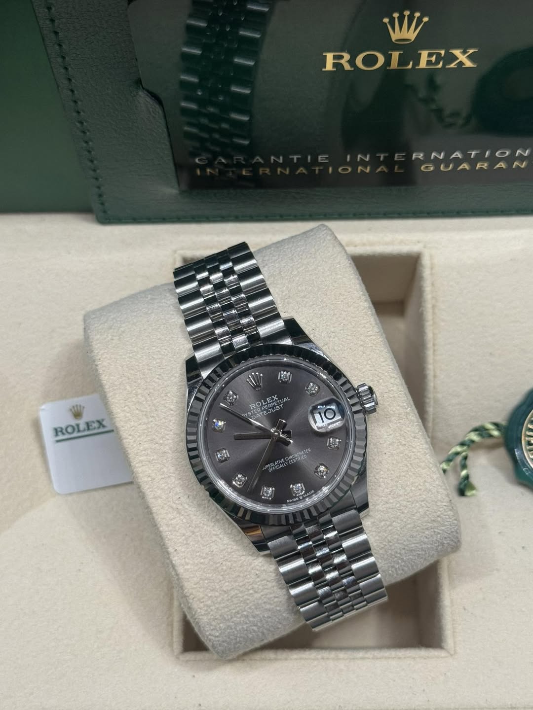 May be an image of wrist watch and text that says 'W ROLEX RNATION GUARAN ROLEX 1O 日 ·ッ肉'