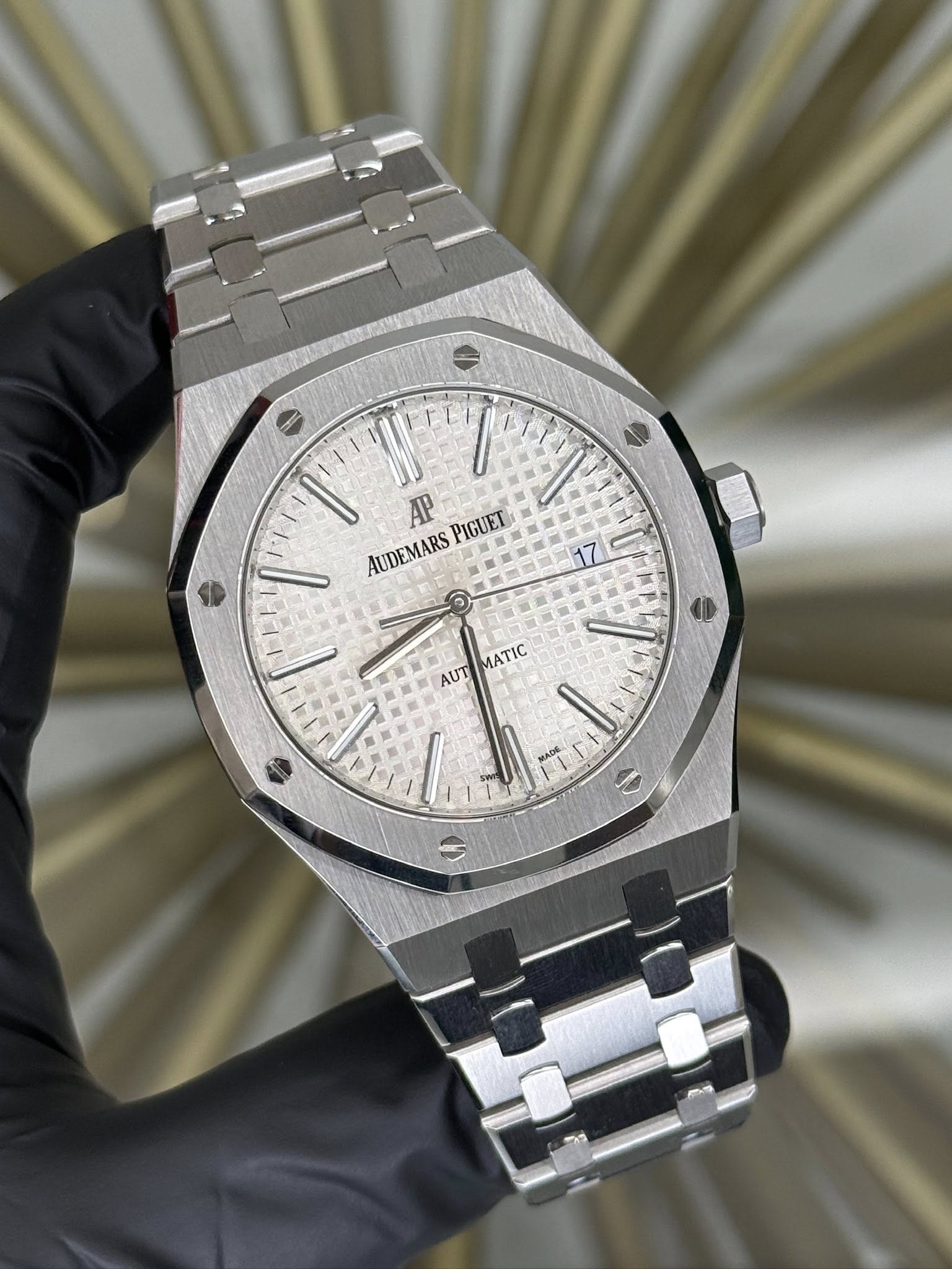May be an image of wrist watch and text that says 'AP PIGUET AUDEMARS AUDEMARS 17 AUT MATIC ADE'