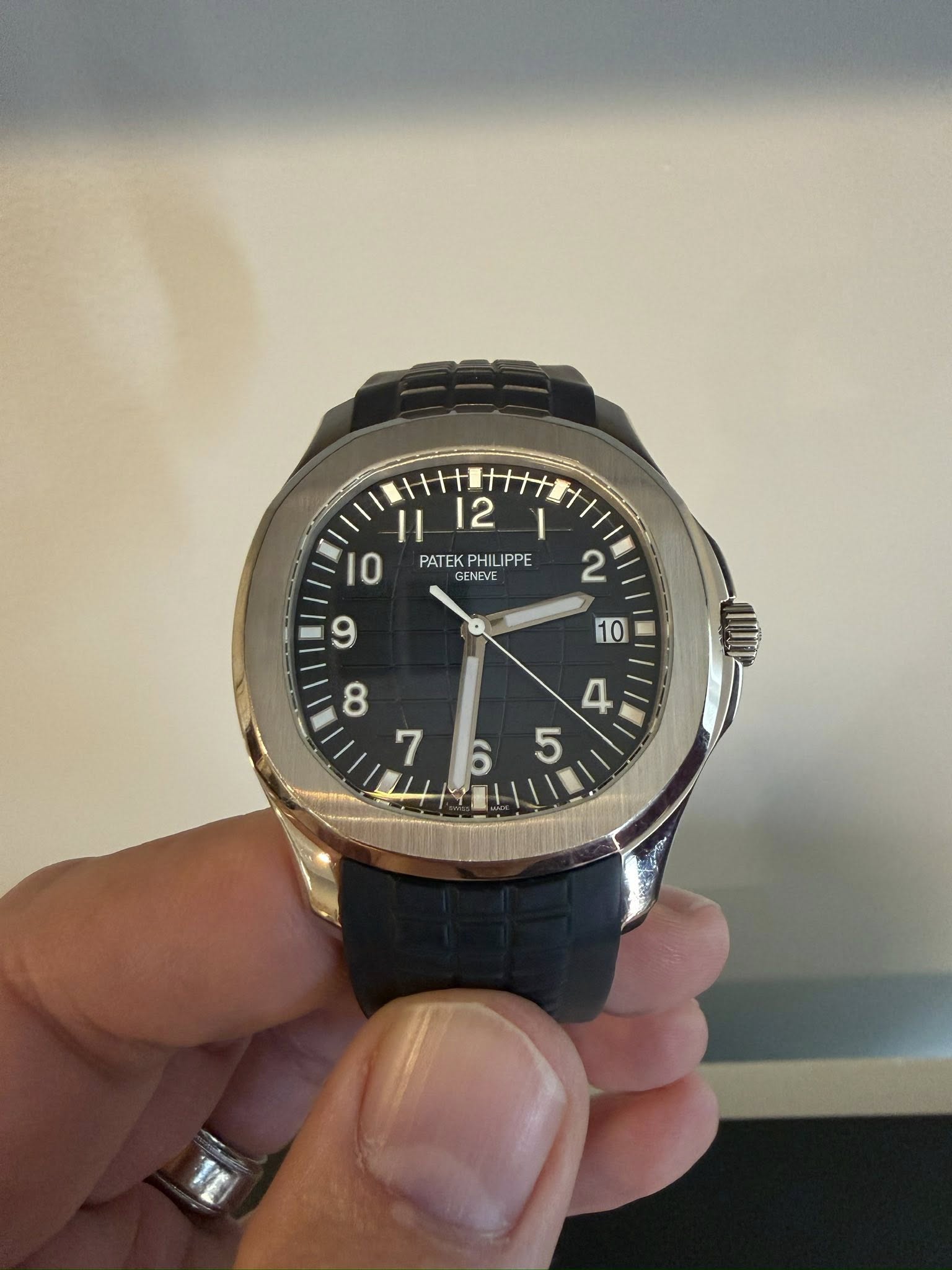 May be an image of wrist watch and text that says '/1 2 ١ 10 PATE PATEKPHILIPP PATEKPHILIPPE PHILIPPE GENEVE ያሮጫ'