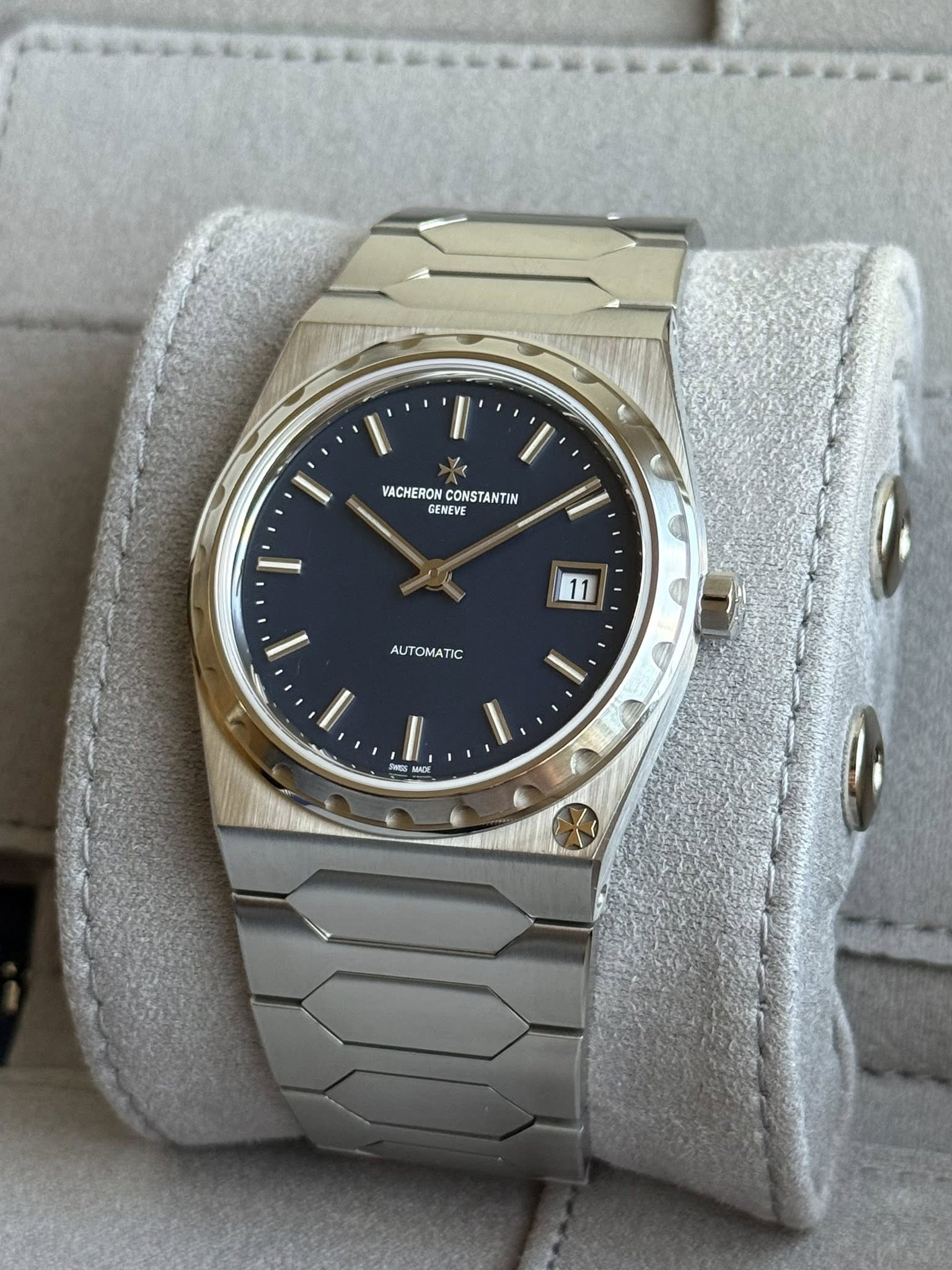 May be an image of wrist watch and text that says 'VACHERON CONSTA CONSTANTIN VACHERON.CONSTANTIN ANTIN GENEVE 11 jo AUTOMATIC 佟 I.'