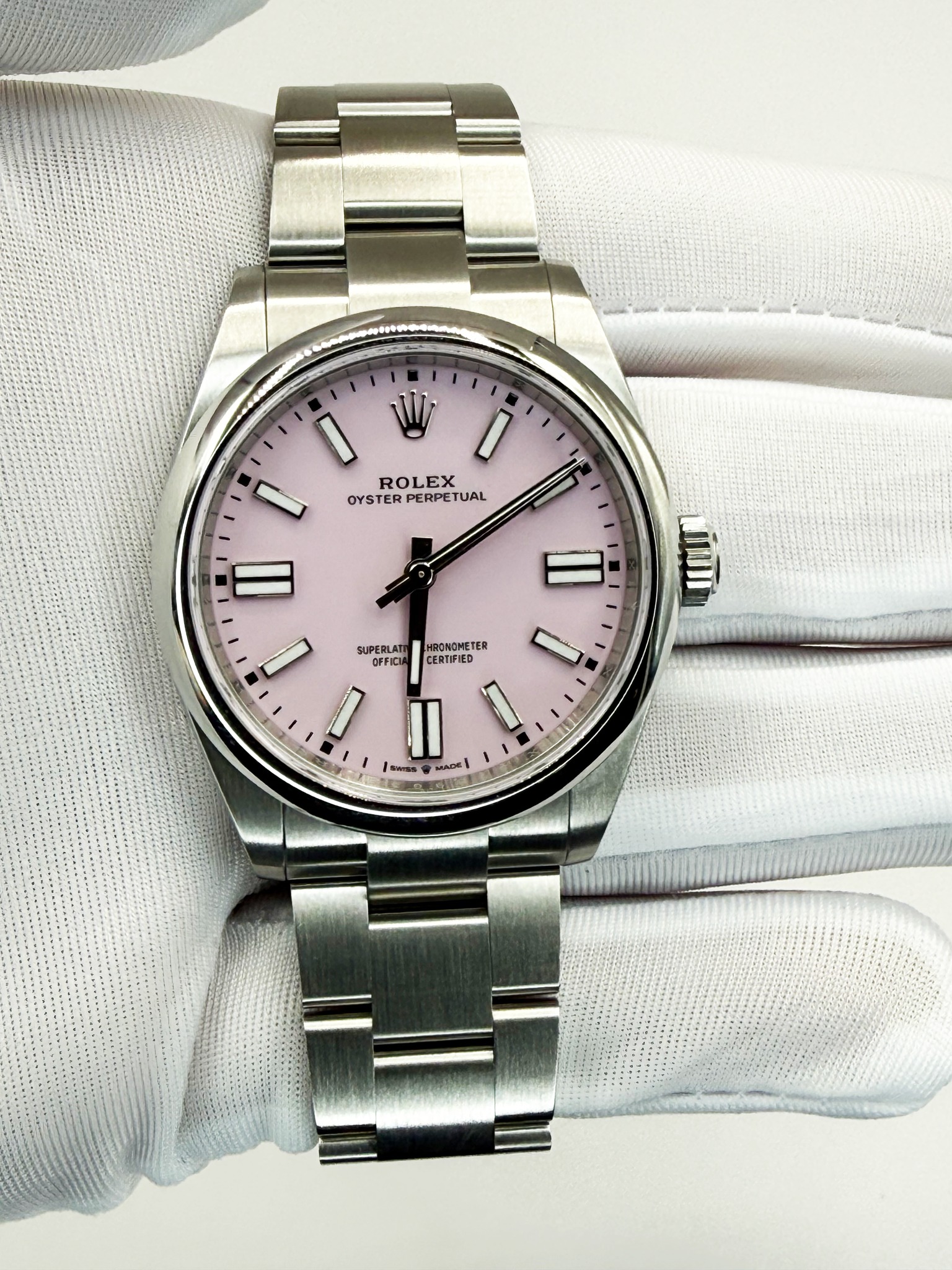 May be an image of wrist watch and text that says 'I W I ROLEX OYSTER OYSTERPERPETORL PERPETUAL I SUPERLATE RONOMETER ล TER OFFICIA CERTIFIED II 1..m MADE MADE'