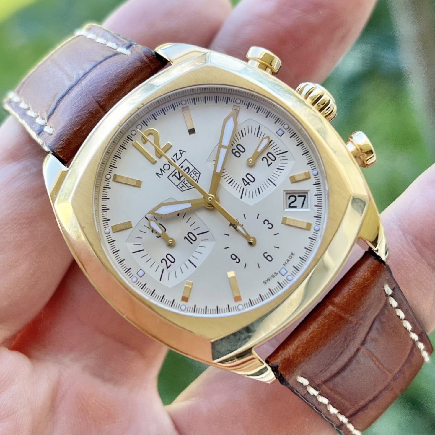 May be an image of wrist watch and text that says '0 (49) 60 መጣጣመጥር 12 IZA MO HW ウ風 Ao co SWISS 美.'