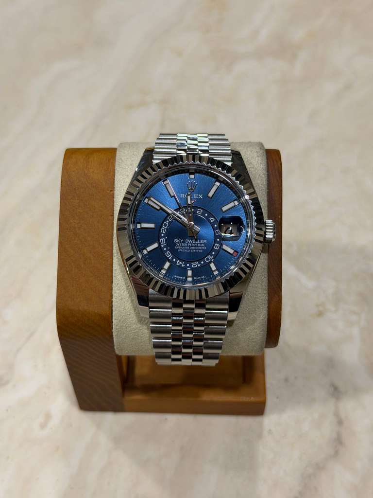 May be an image of wrist watch and text that says 'RL EX 2 i 4 B OWELLEX 9 自 己'