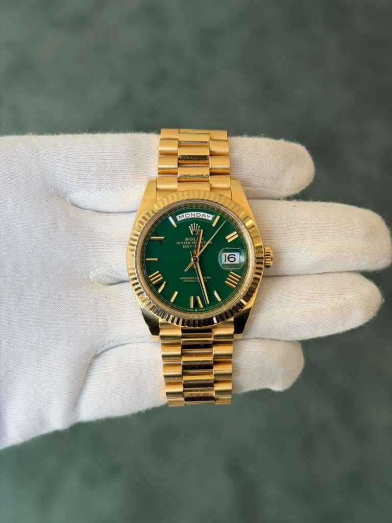 May be an image of wrist watch and text that says 'MONDAY 1 W TERP Il பா் 16 I III V'