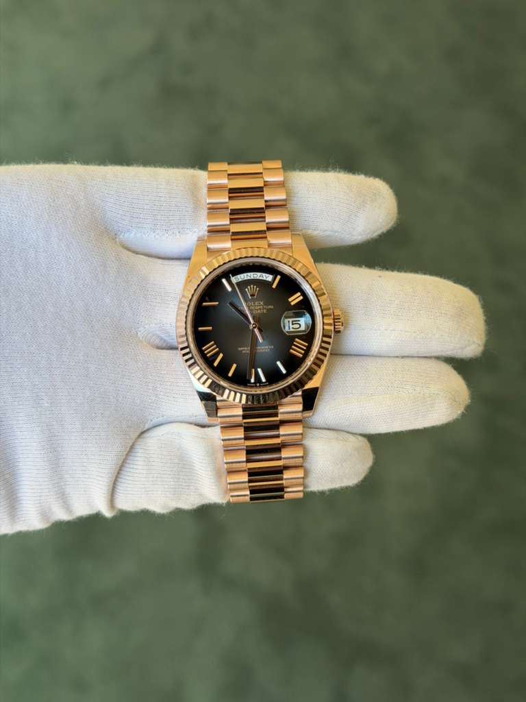 May be an image of wrist watch and text that says 'SUNDAY II 15 III S III'