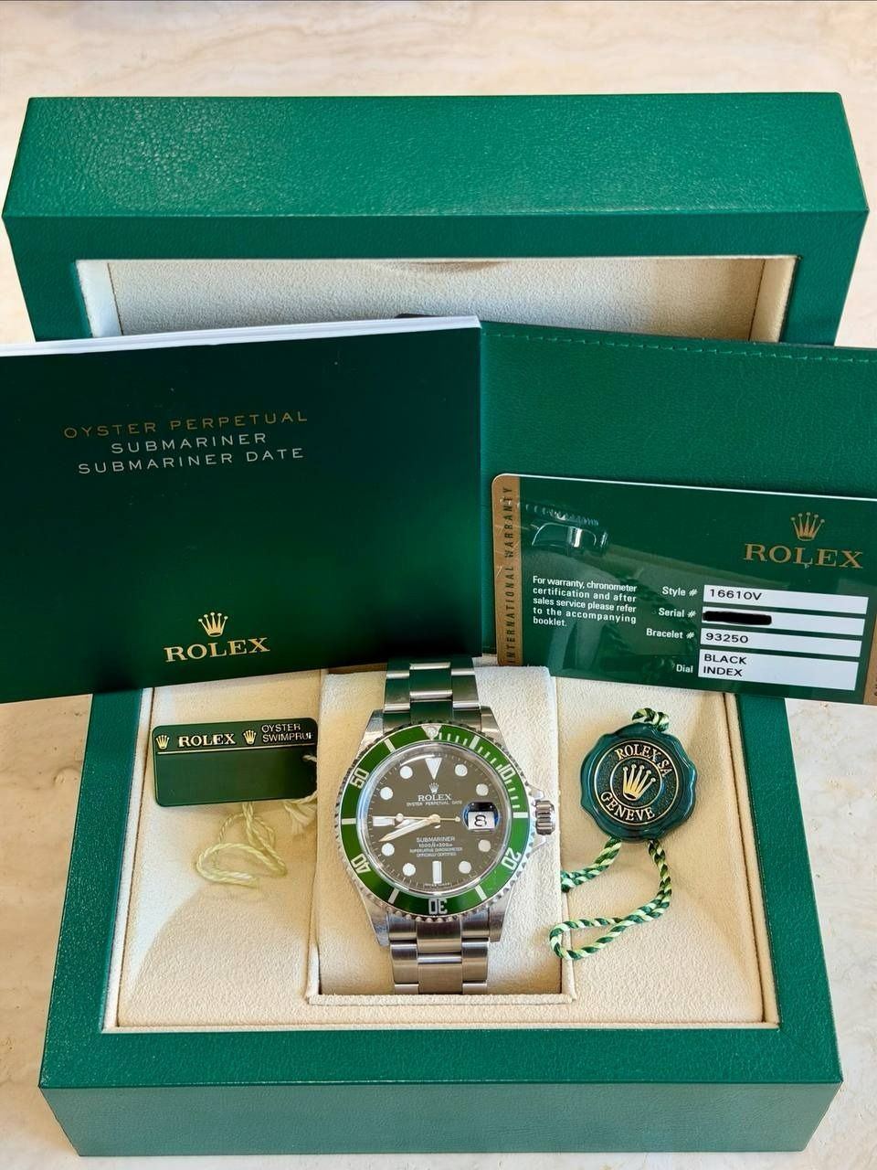 May be an image of wrist watch and text that says 'SUBMARINE SUBMARINER SUBMARINERDATI DATE ROLEX FarWirranty ertification chronemeser nservic attar refer beokler. ccompanying…
