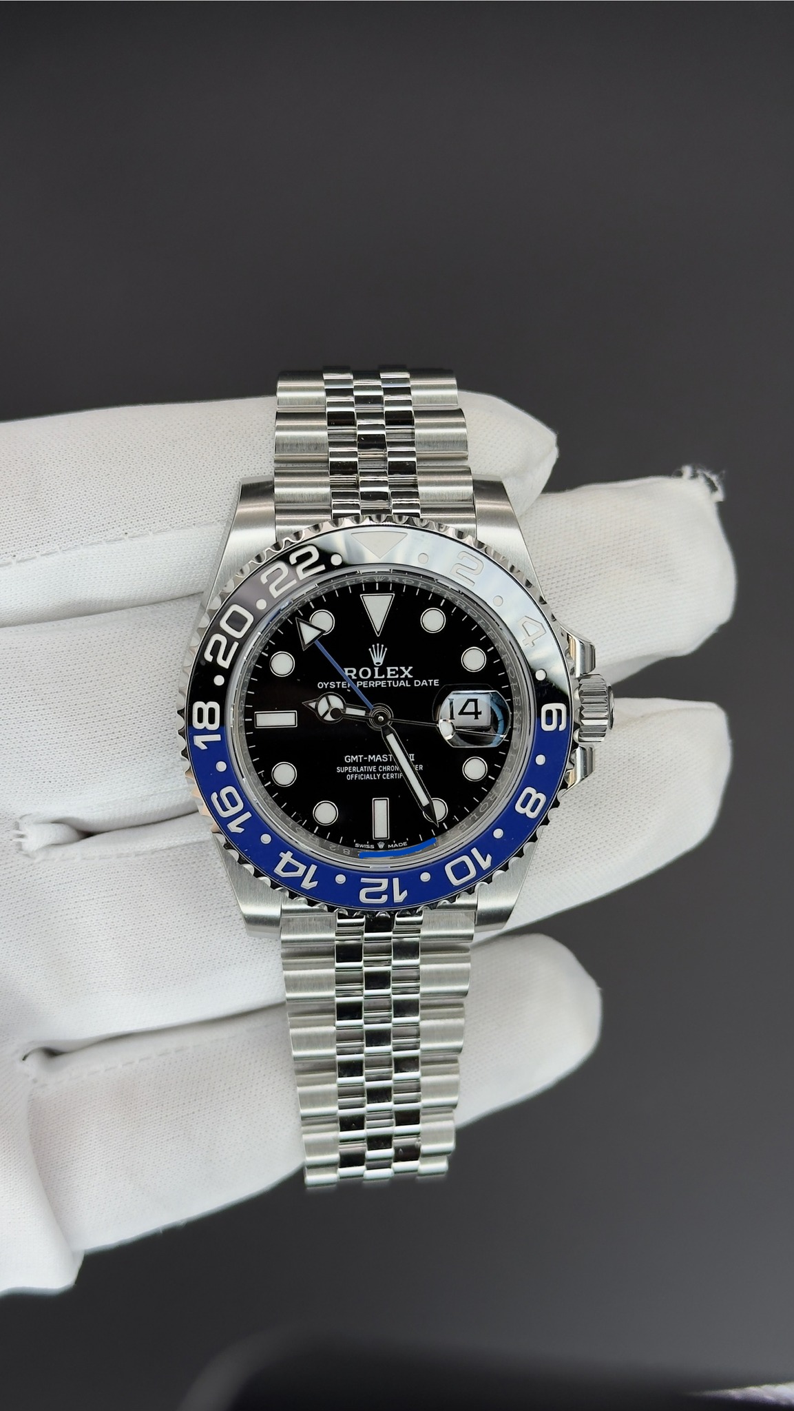 May be an image of wrist watch and text that says '22 20 18 ROLEX RO SYST PERPET DATE 4 CMT- omcMartu 1D '