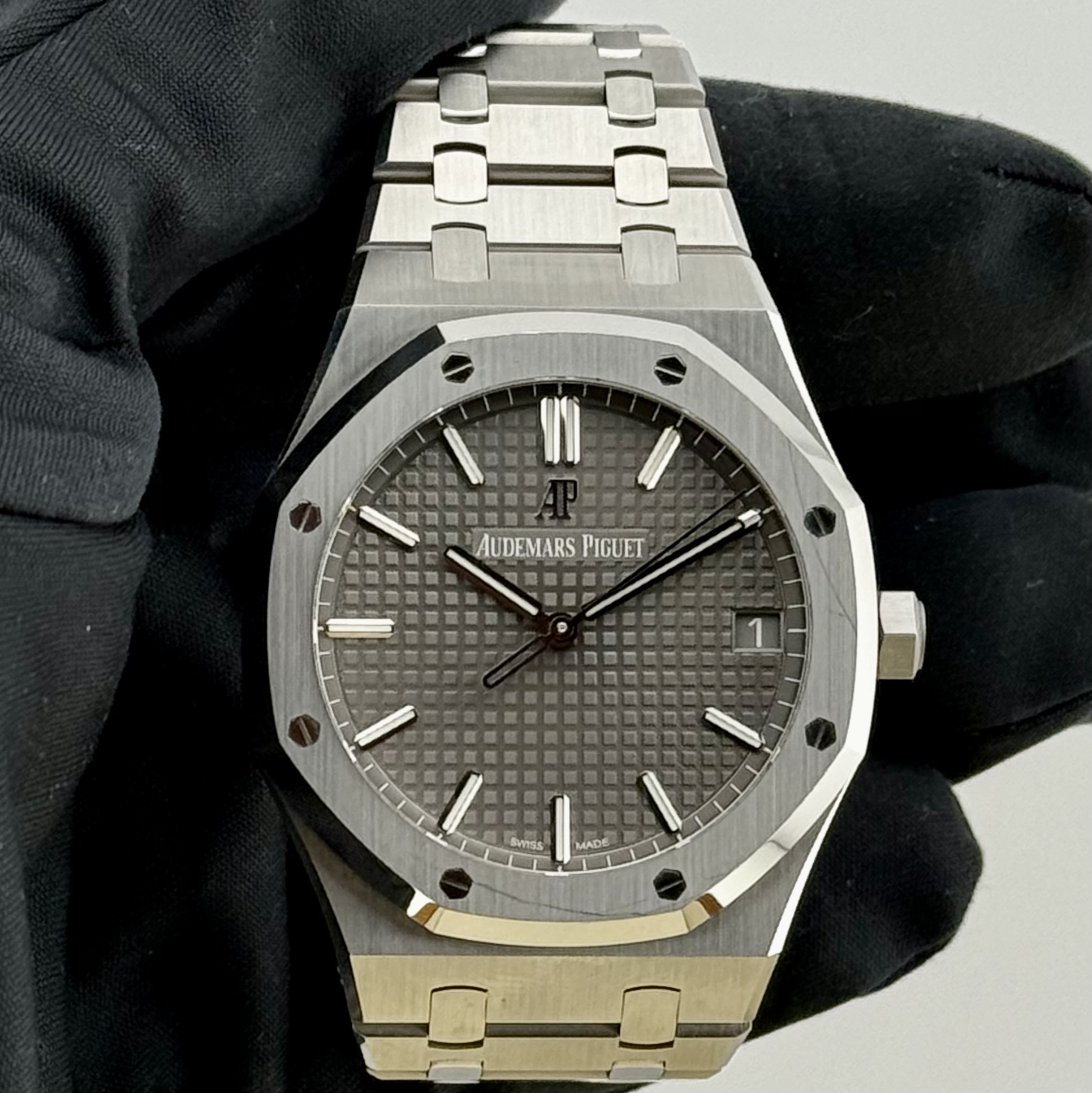 May be an image of wrist watch and text that says 'AUDEMARS AUDEMARSPIGUET PIGUET 1 mss ADE'