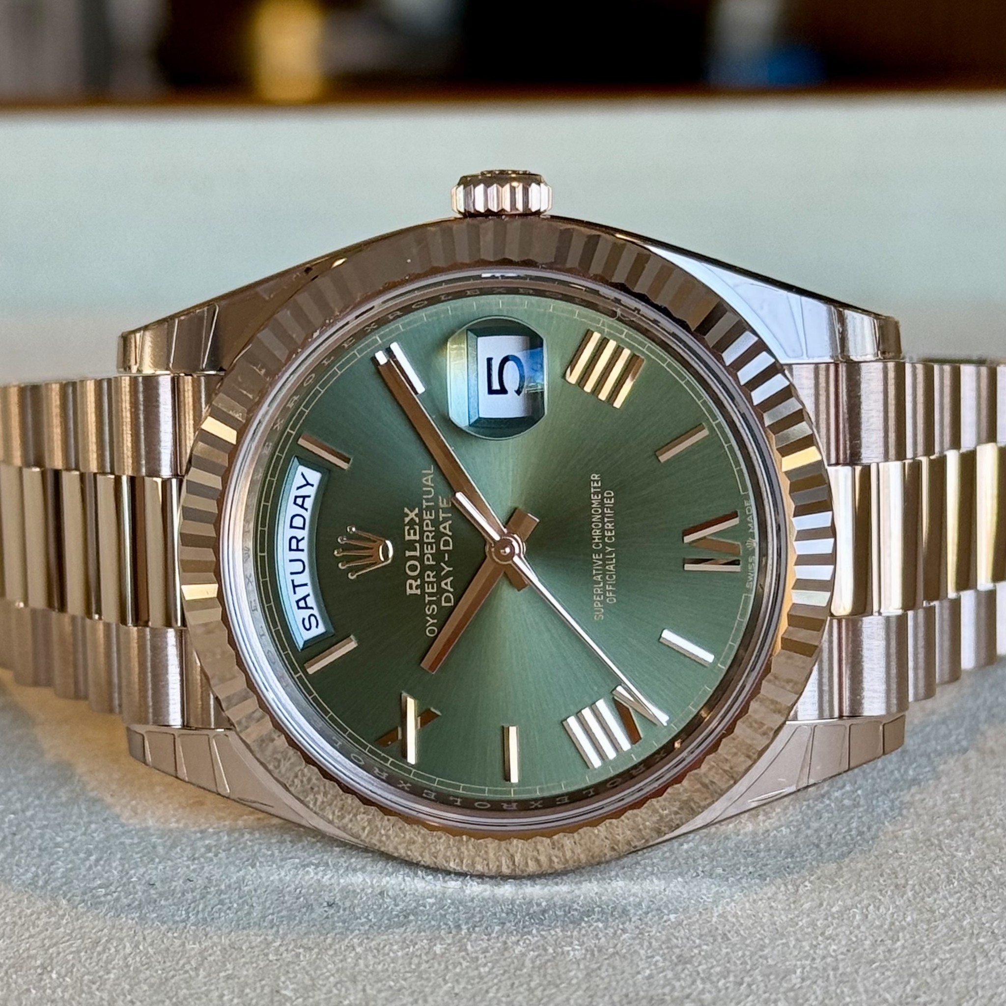 May be an image of wrist watch and text that says 'س JII TUAL ROLEX EX RODERPET OYSTERY-DATE OY ERPERPE PERPETUAI AT DAY-DATE -DAT CHRONMETER SUPERLATIVE ESICIAL OFFICIALLY…