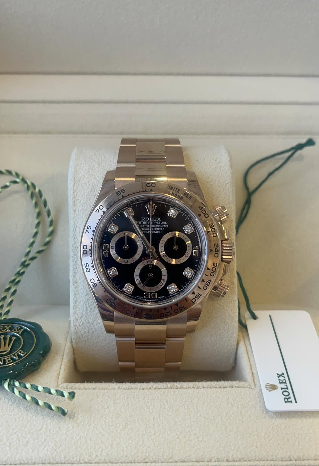 May be an image of wrist watch and text that says '70 RO ROLEX 釣嗎焻 1ip ROLEX ROLEX'