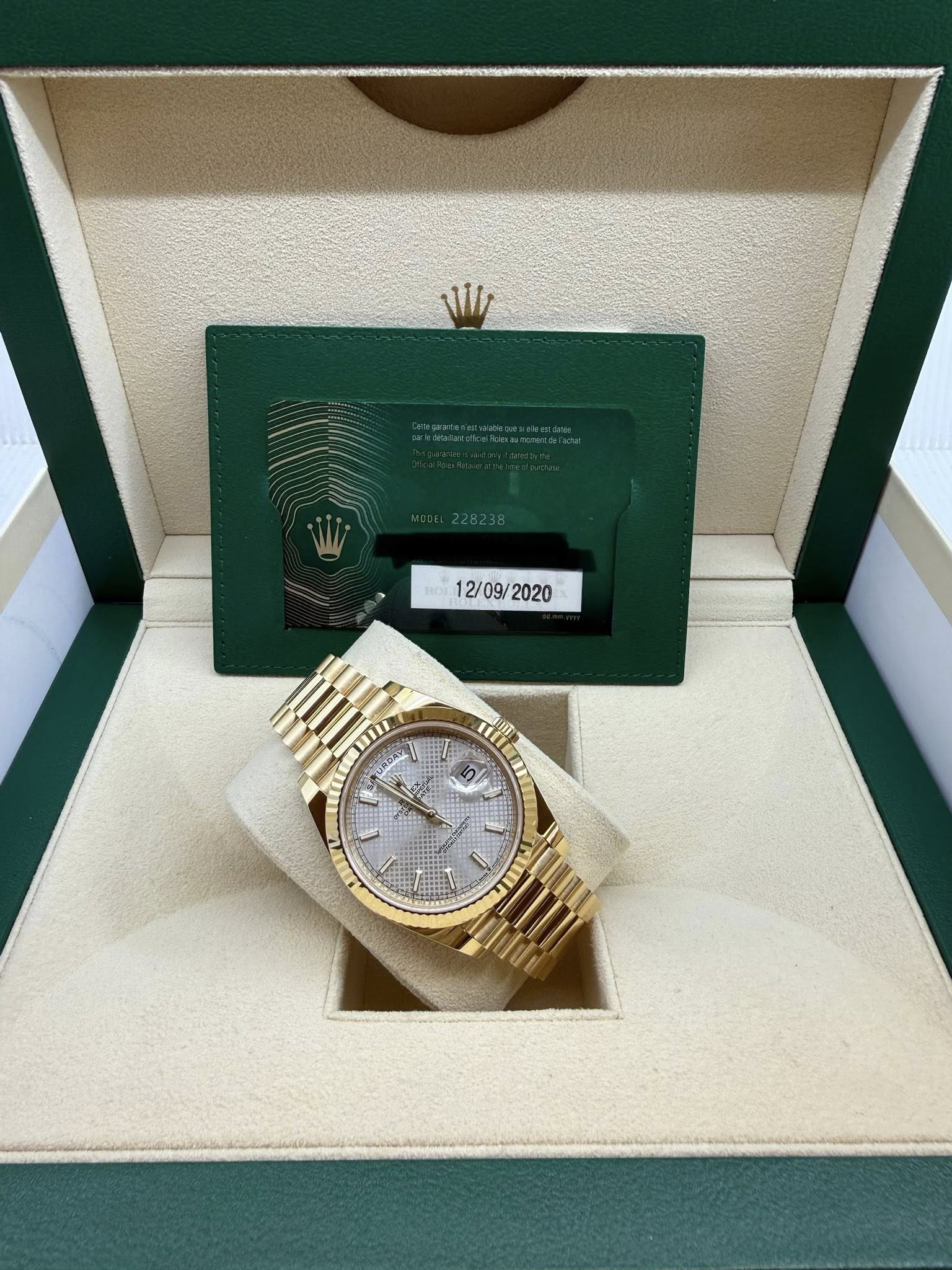 May be an image of wrist watch and text that says 'VI 12/09/ 12/09/ URGA'