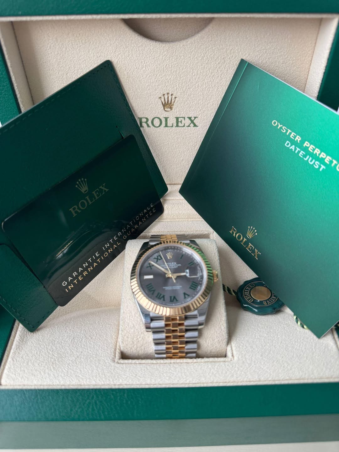 May be an image of wrist watch and text that says 'W ROLEX OYSTER OYSTER DATEJUST DANEOST OYSTERPERPET PERPET PERPET W Se LE GARANTIEINTER 7 2 G PTERNATIONAL N 5 脂 III'