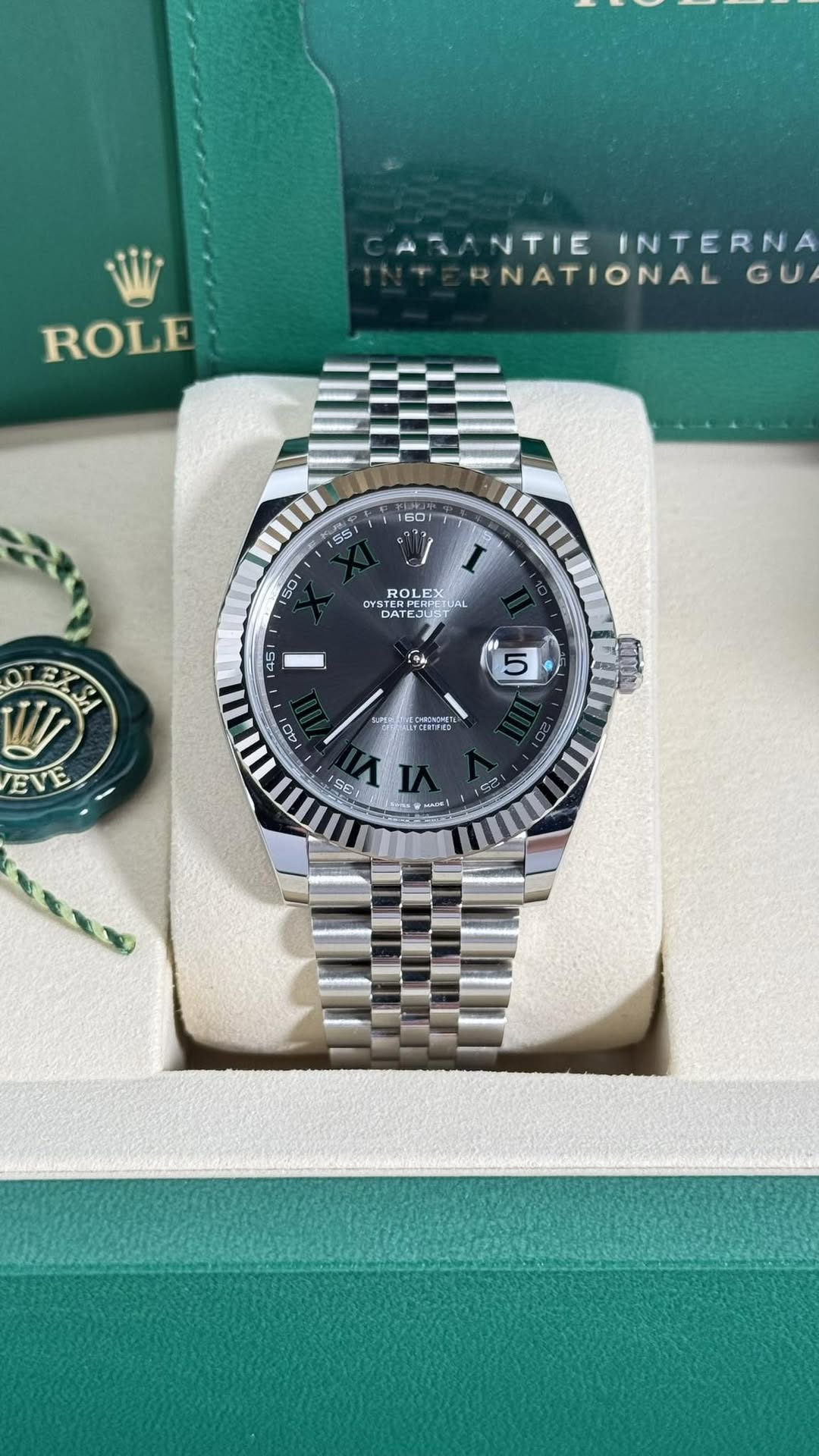 May be an image of wrist watch and text that says 'ROLE ARANTIE ANTIEINTERNA NTIE INTERNA NATIONAL GU 1601 ISS 50 OYS OYSTE ROL OL LE FRFF LE TINL EX OATEЛ ו.ח τΕλИ 45 ፈካት RYSA…