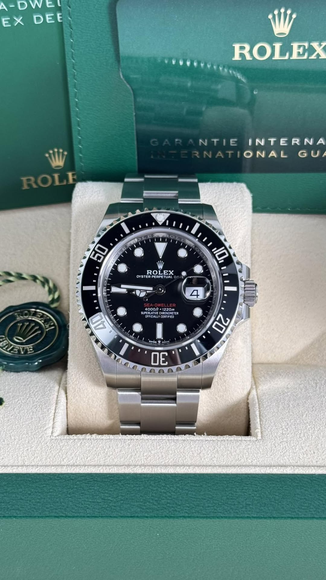 May be an image of wrist watch and text that says 'A-DWE EXDEE EX DEE ROLEX NTIE INTERNA NATIONAL ONAL NATIONALGU GU 1 50 N ROL EX DYSTER STERPERP RPERPETUN 10 4 4GGO ACCOR 新 40…