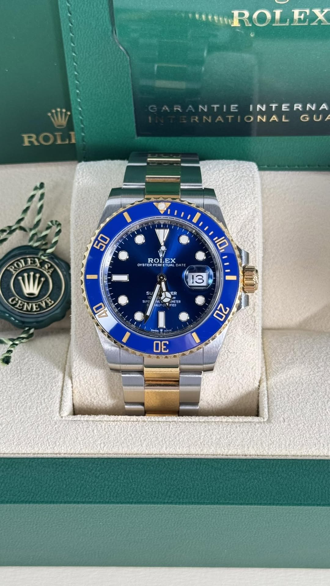 May be an image of wrist watch and text that says 'ROLEX ROLI: ARANTIE NTIE INTERNA ONALGUA GU ONAL 50 ROLEX ਸम TAL OYSTE DYSTER 老限耳 10 I 1 GEN CENEVE 1E 13 10 文 e METED MNETER 40…