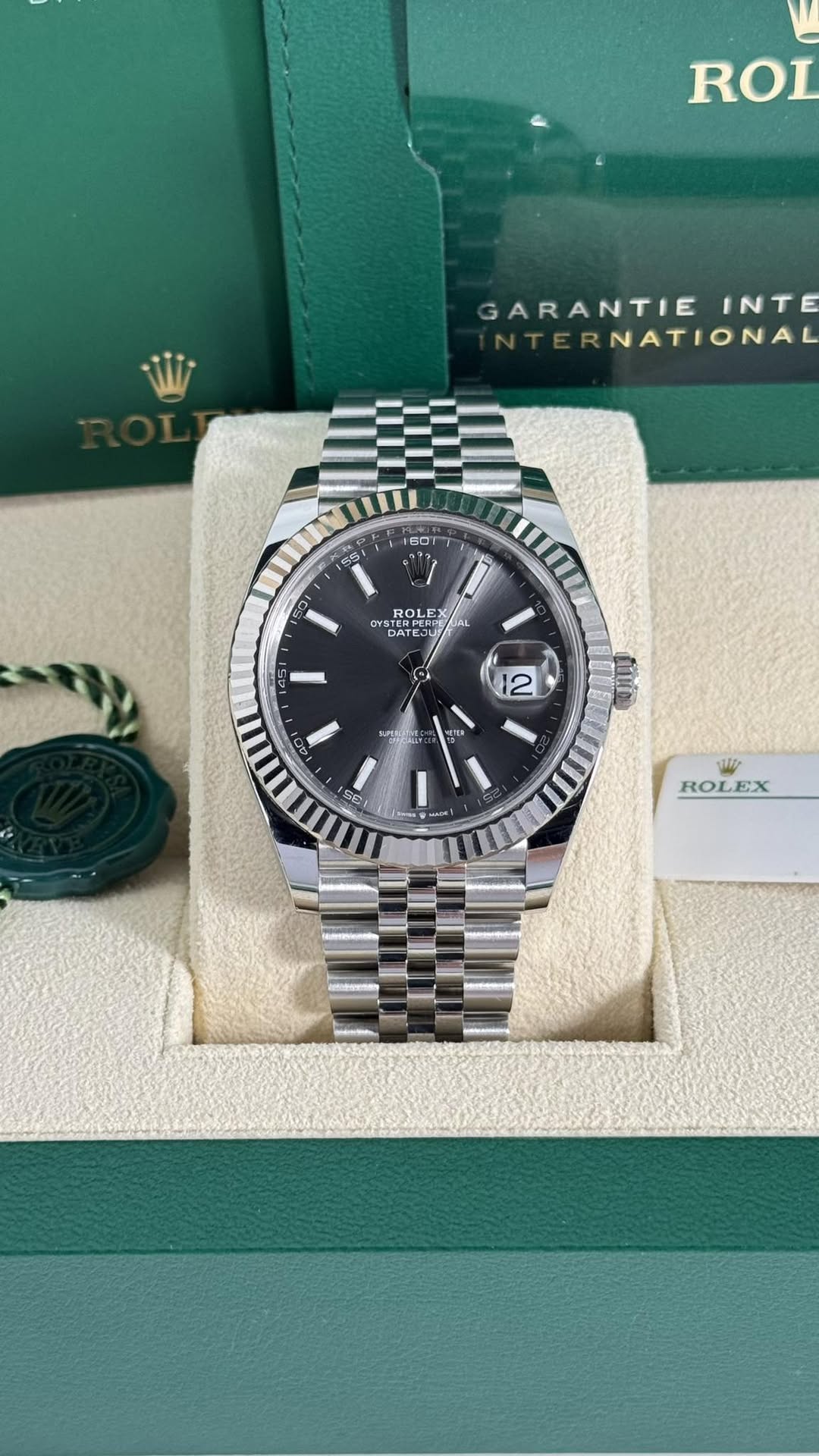 May be an image of wrist watch and text that says 'ROL ARANTIE INTE RNATIONAL 5C SK ROLE CY CYST DAT TERP TE EJ 12 AL DA ΑΤΕ 12 اااية MTER ATER RS WC ROLEX EX ROL'