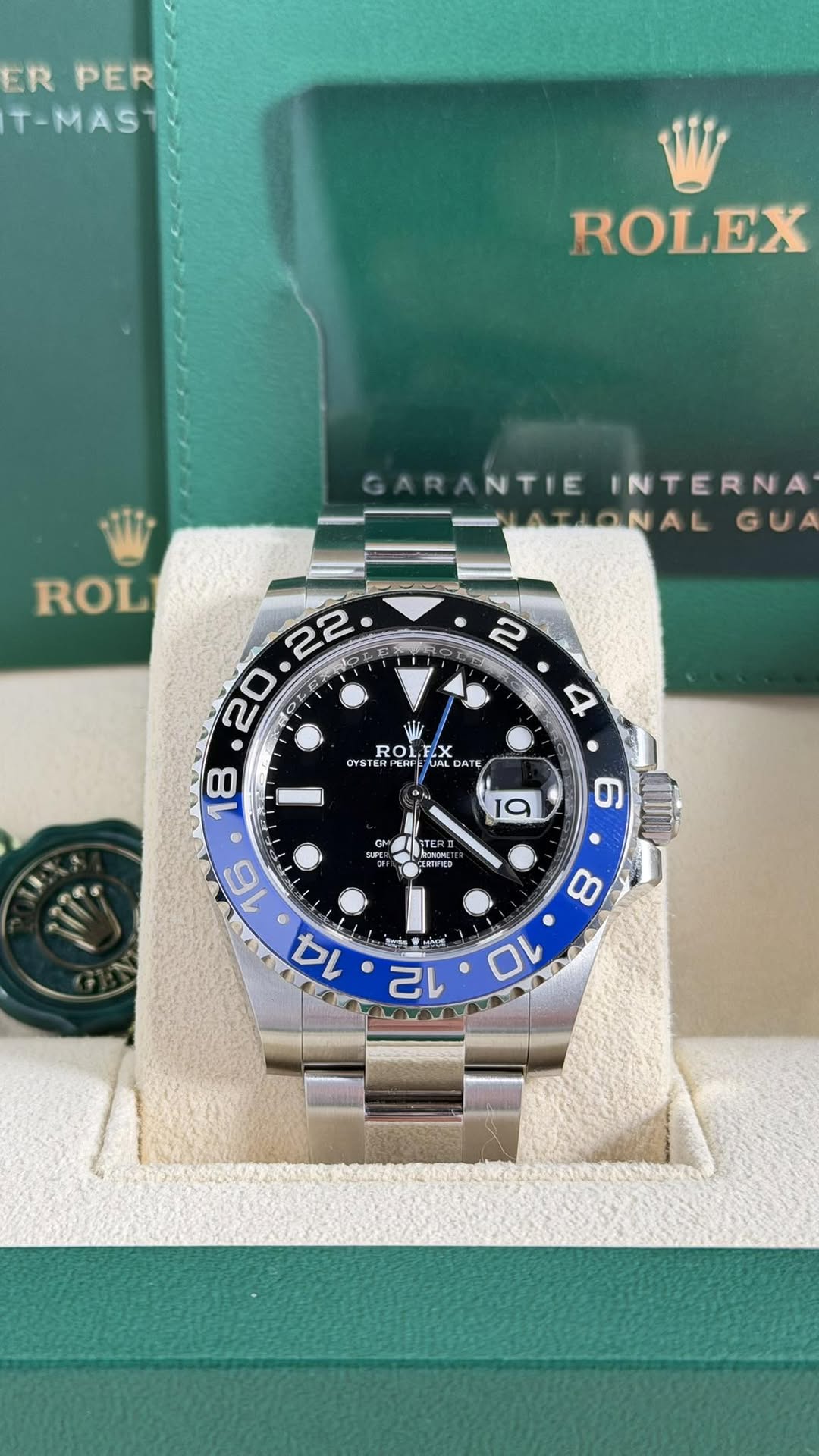 May be an image of wrist watch and text that says 'ER ERPER PER T-MAS ROLEX GARANTIE NTIE INTERNA -ATIONAL NAL GUA ROL P es Mir 4 R ROL DERO OYSTER RPE FE2 F UIAL DATE la LITER…