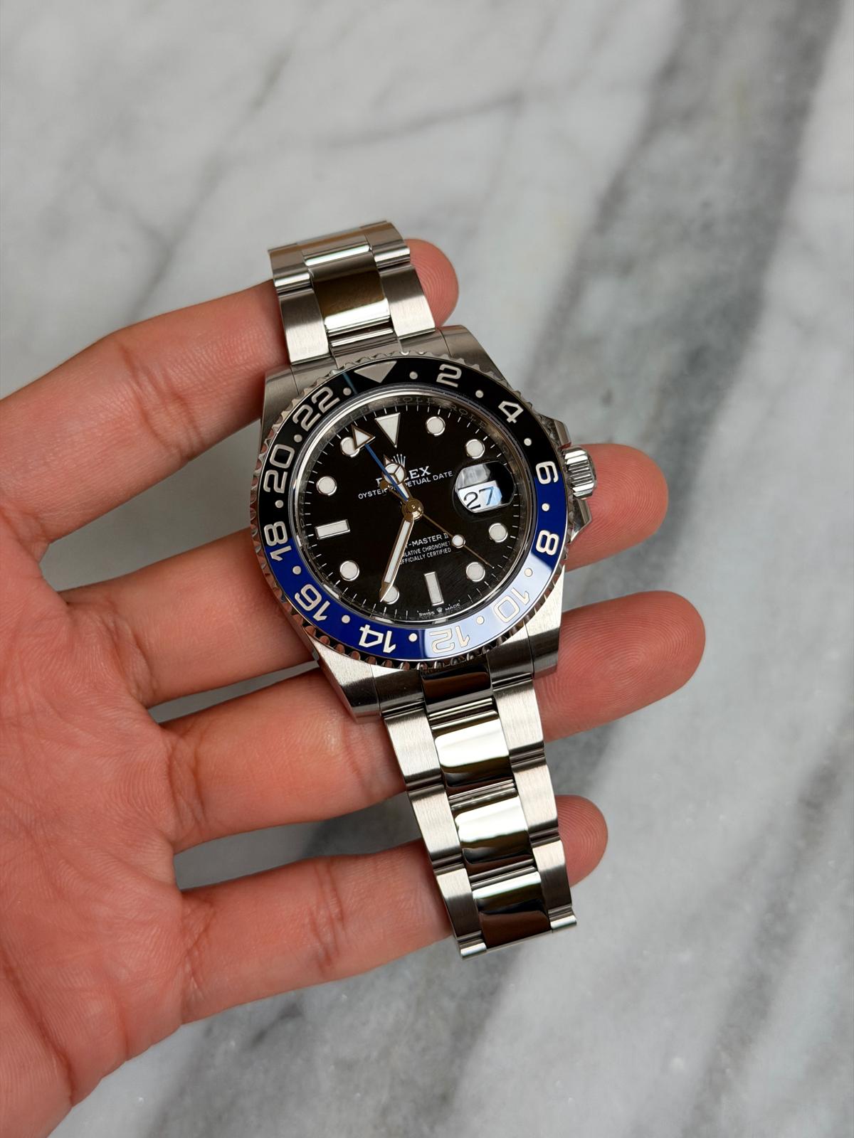 May be an image of wrist watch and text that says ' AV 의 12'