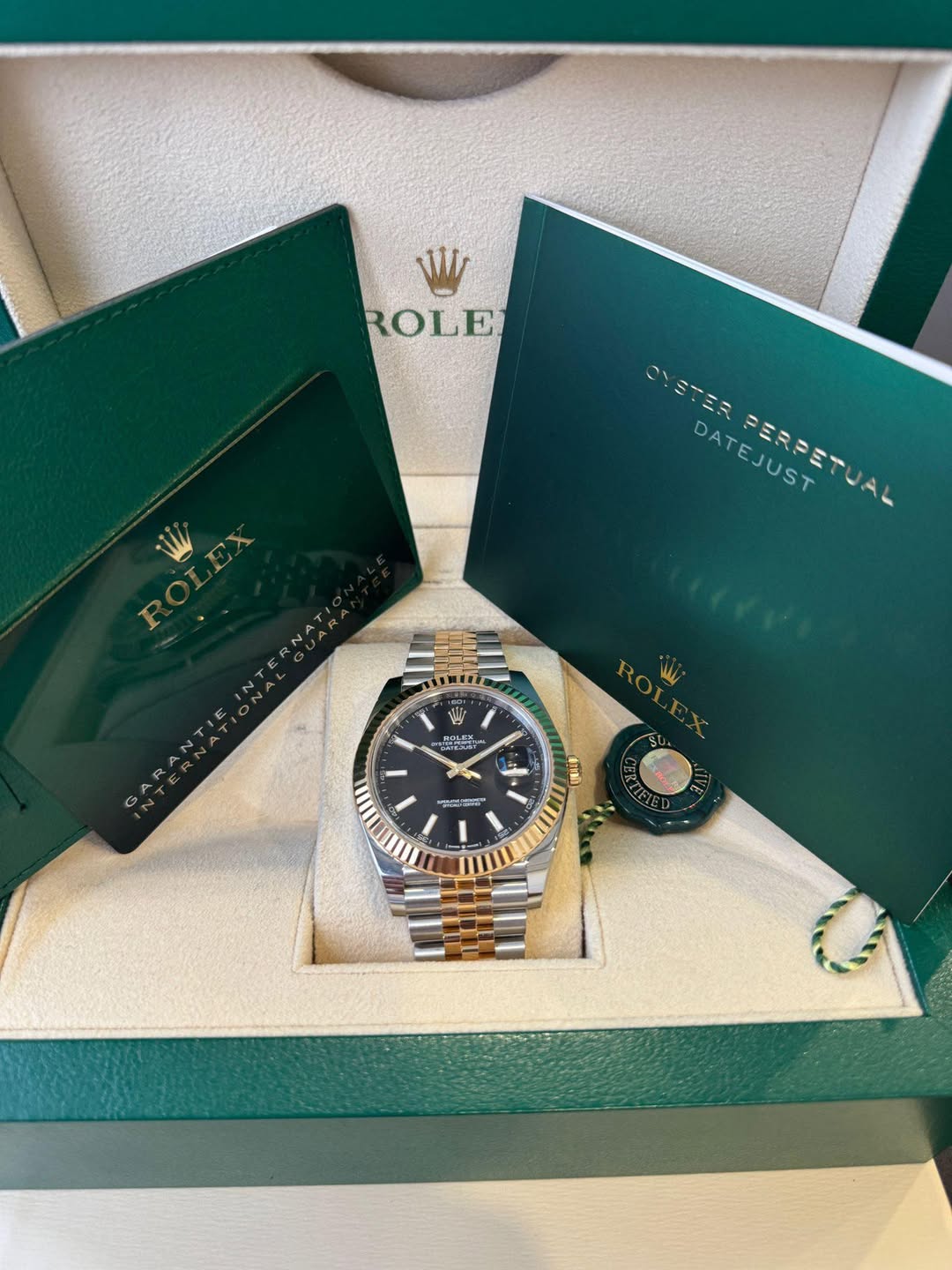May be an image of wrist watch and text that says 'WII ROLE CYSTERPERPETUAL ISTER DATEJUST DATEJUST PERPETUA 말하 OLEX ROT ROT'