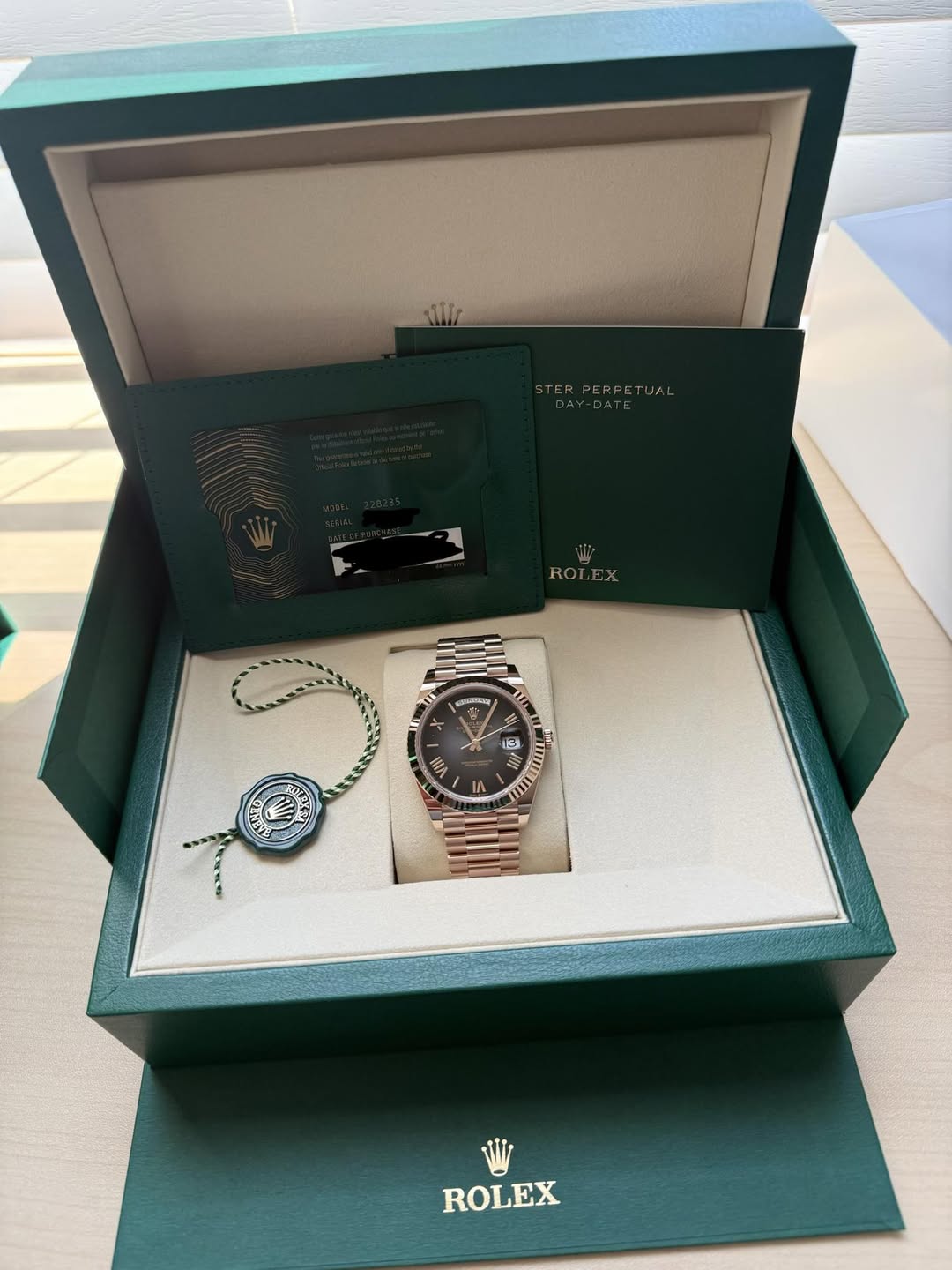 May be an image of wrist watch and text that says 'PERPETUAL / な 影 9 3 ា 8 EEE HA A ቢ TA ROLEX'