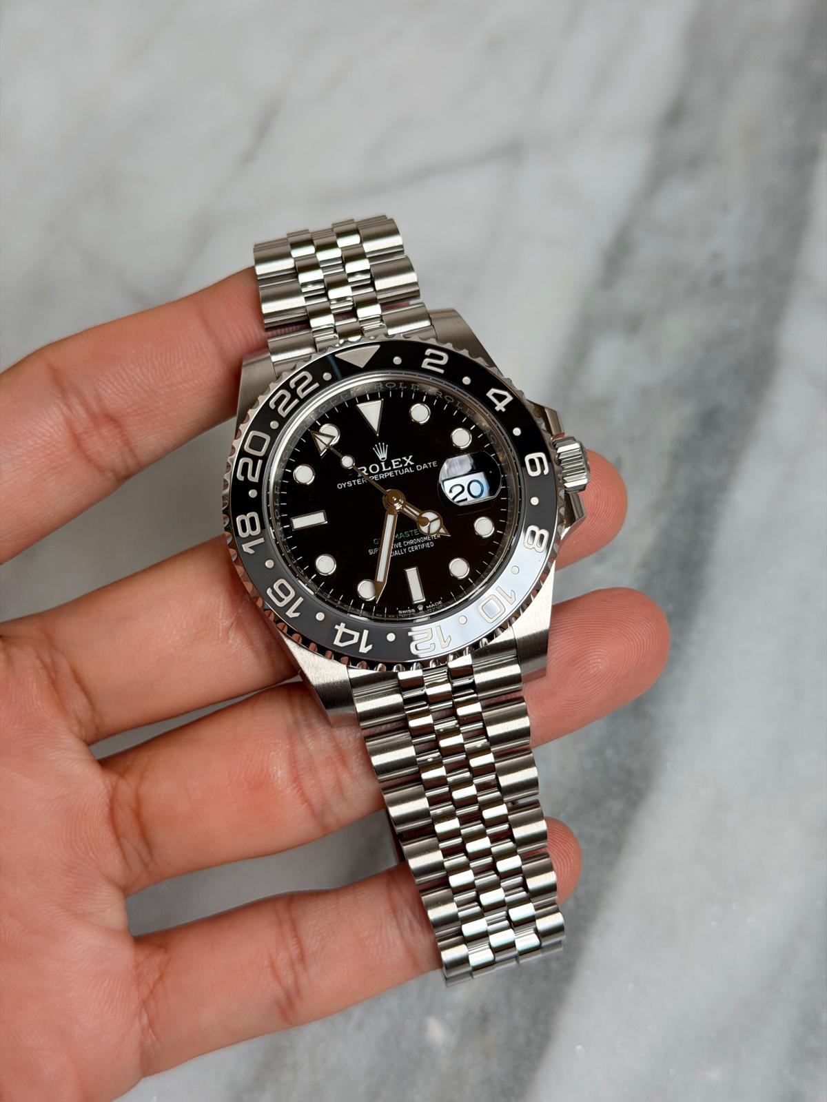 May be an image of wrist watch and text that says ' ST 22 20 9 I X ROL ROLEXO OEODETUE 18 0 o 16 10 D بالا'