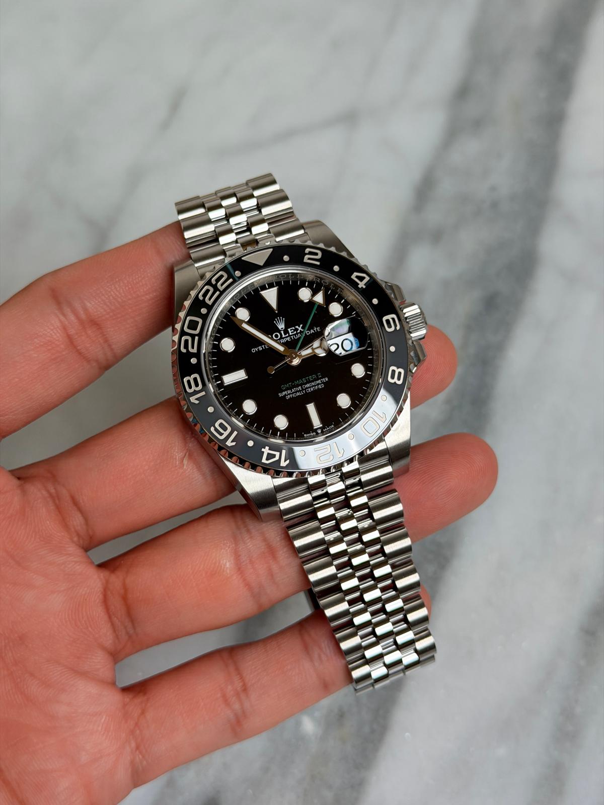 May be an image of wrist watch and text that says ' OL OLE EX oi eYST V ፅሪ 2'