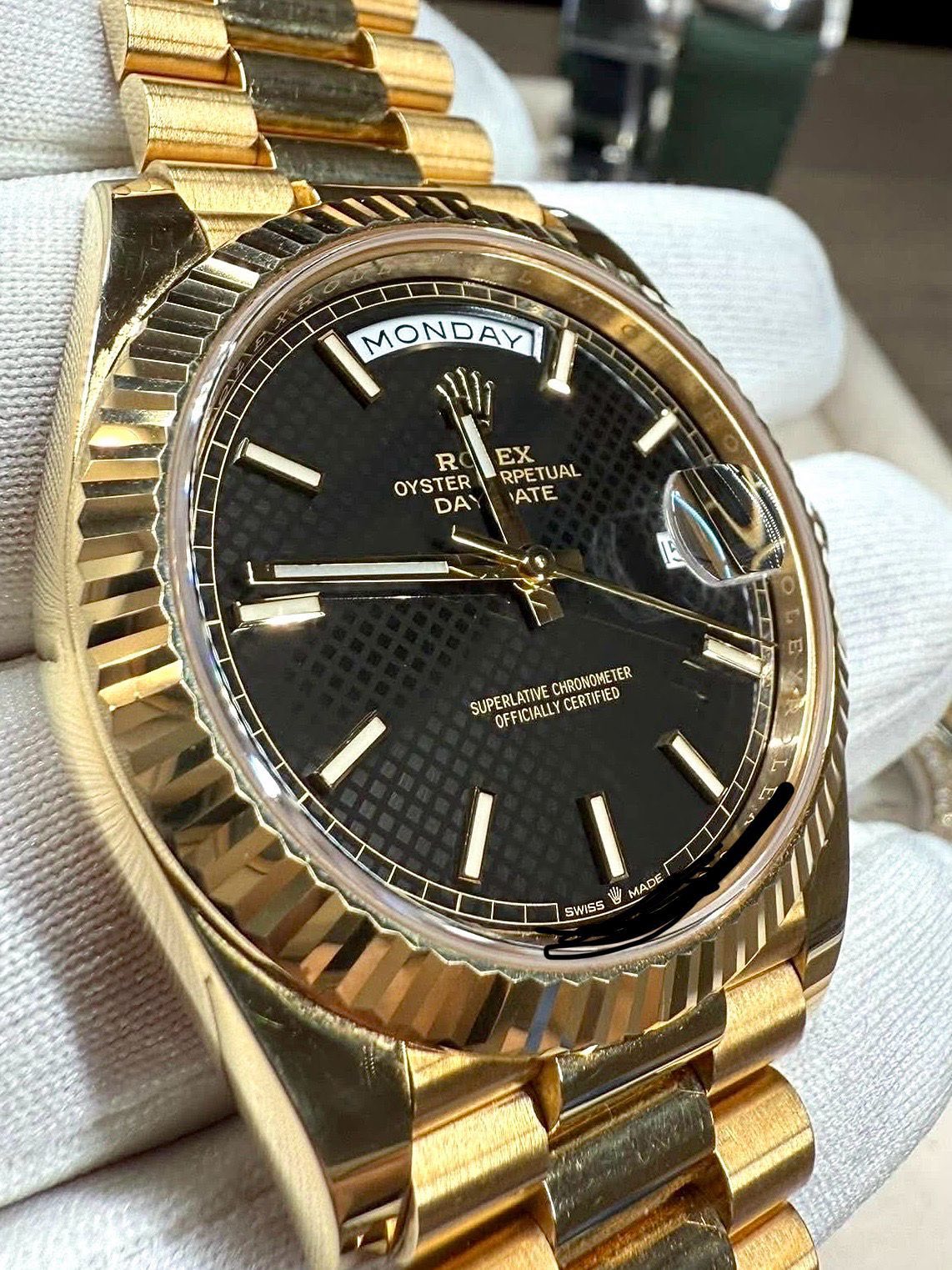 May be an image of wrist watch and text that says 'MONDAY וווי R OYSTER DA EX RPETUAL ATE E SUPERLATIVE.CHRONOHETER CHRONOMETER SUPERLATIVE OFFICIALLY CERTIFIED 3 SWISS 1 MADE I…