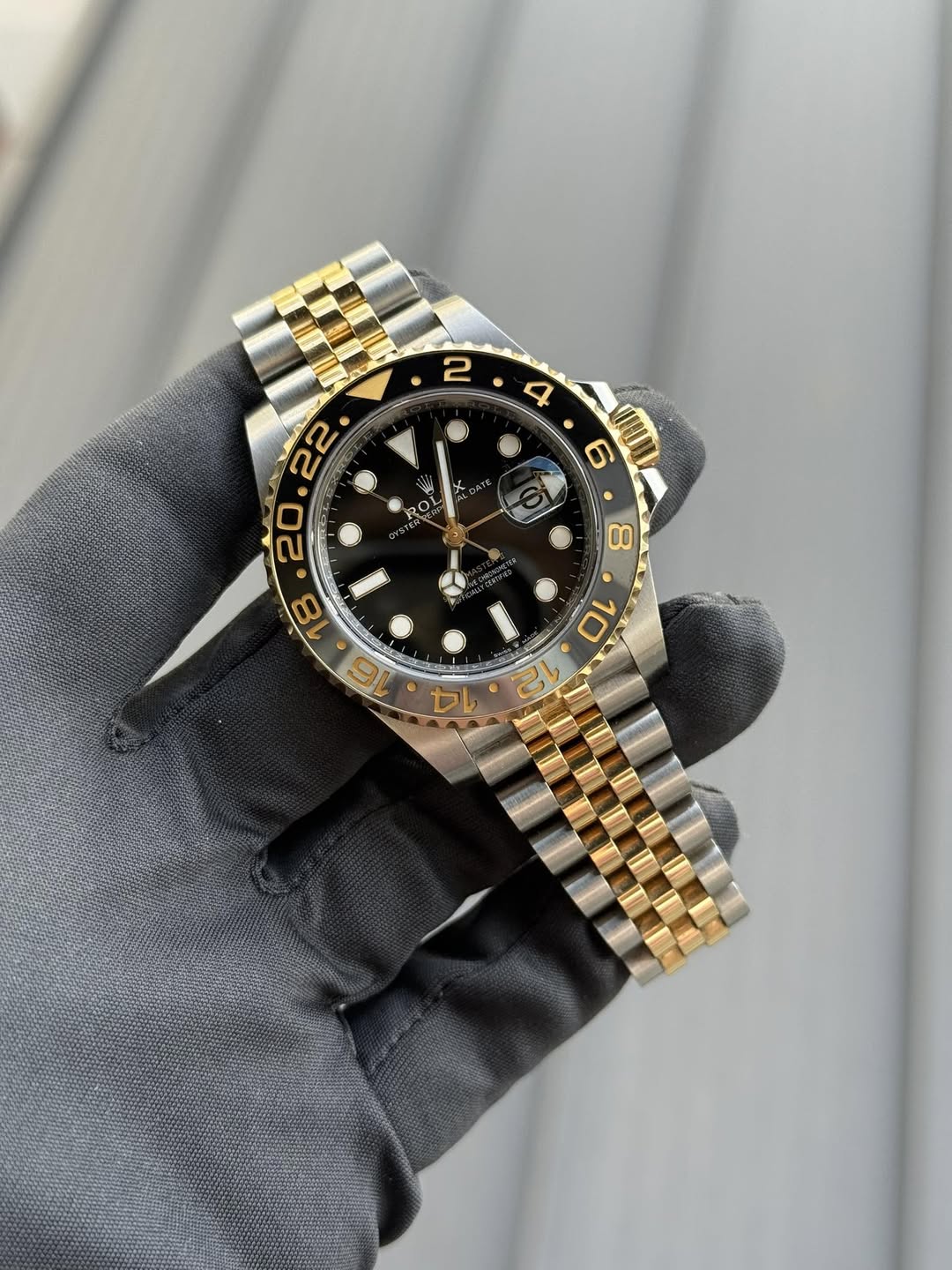 May be an image of wrist watch and text that says 'GAPROS 2 4 6 ROI RO '