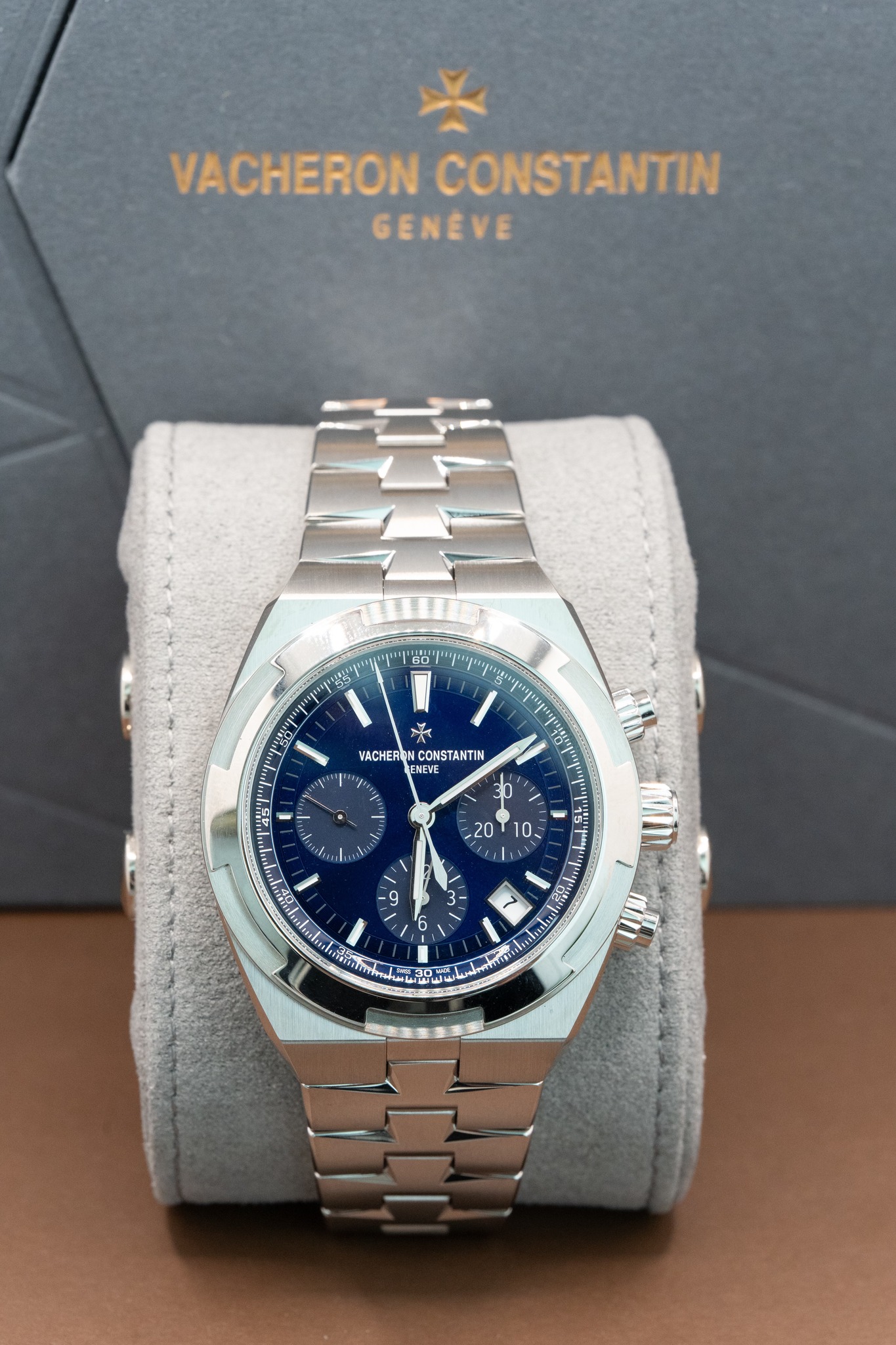 May be an image of wrist watch and text that says 'VACHERON ACHERONCONSTANTIN CONSTANTIN GENEVE មី ርን 홍사탕이 VACHERONCONSTANT VACHER CONSTANTIN ENEVE 10 45 E '