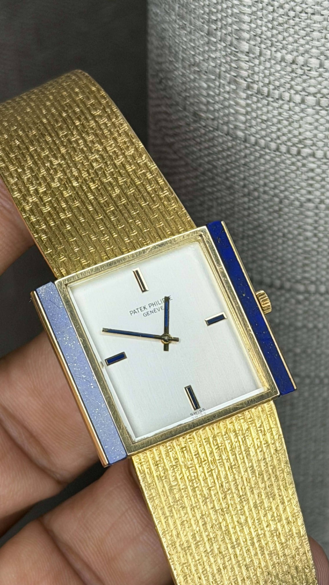 May be an image of wrist watch and text that says 'PATEK PHILIE PHI GENEVE ENEVE ሰሆ'