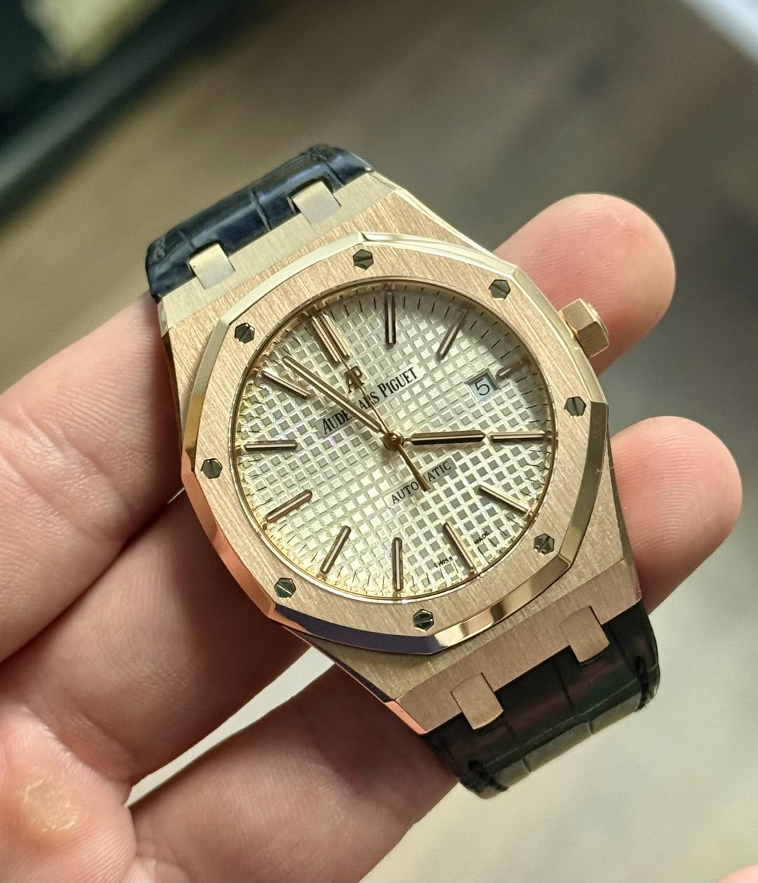 May be an image of wrist watch and text that says 'i PIGUET り -'