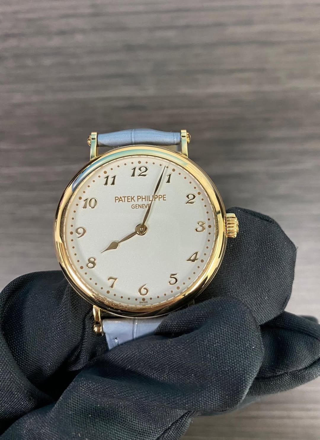 May be an image of wrist watch and text that says '12 i1 11 1 10 PATEK PHIL PHILIPPE PATEKPHILPPE ΡΕ GENEV 2 9 3 Cm O'