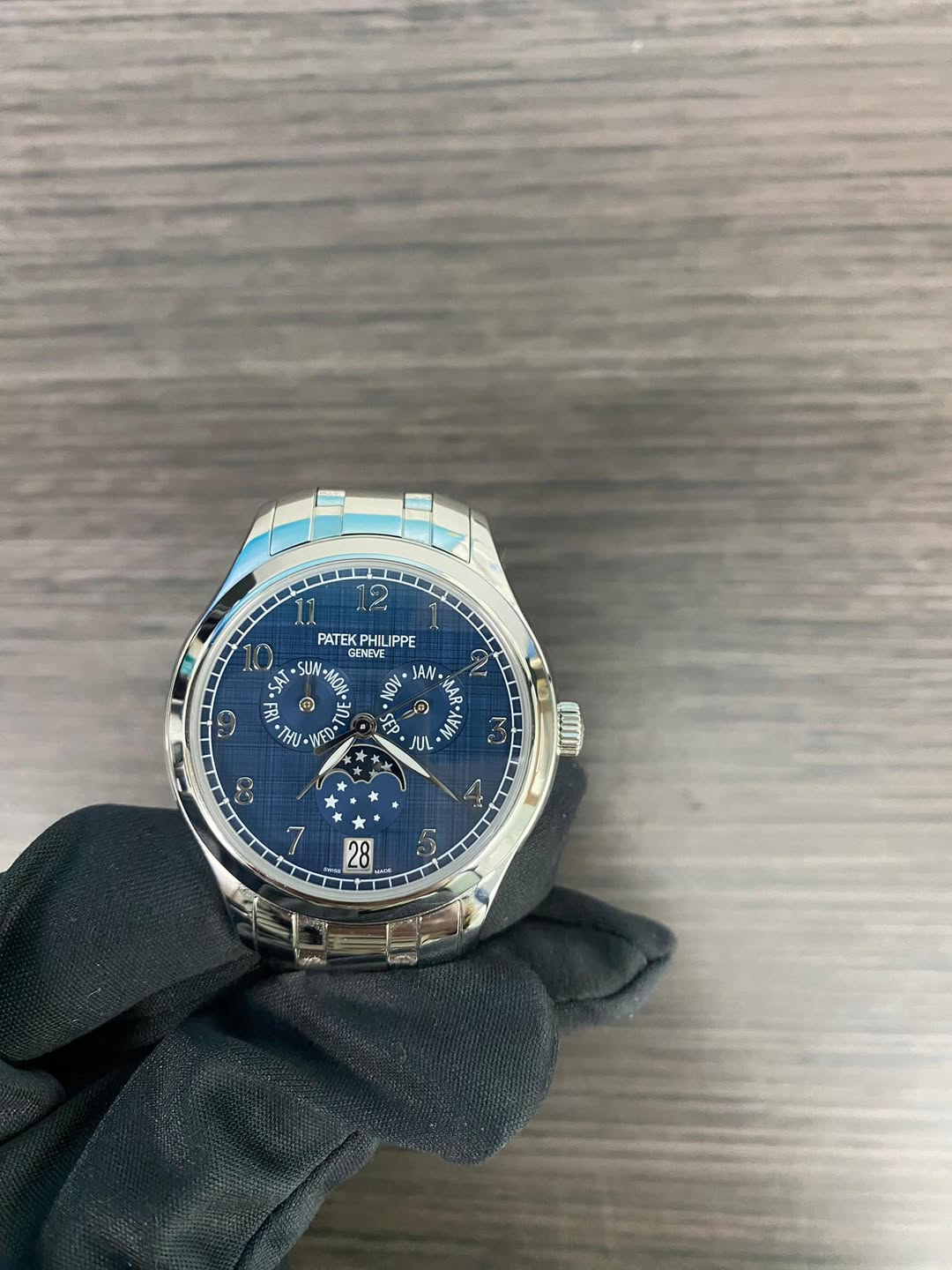 May be an image of digital watch and text that says '17 PATEKPHILIPP PHILIPPE PATEK KP GENEVE SAT I MON 羽 @ ใพน่ WED ف ی JAN NOY 2P JUL 儿 N 自 CUII ه 28'