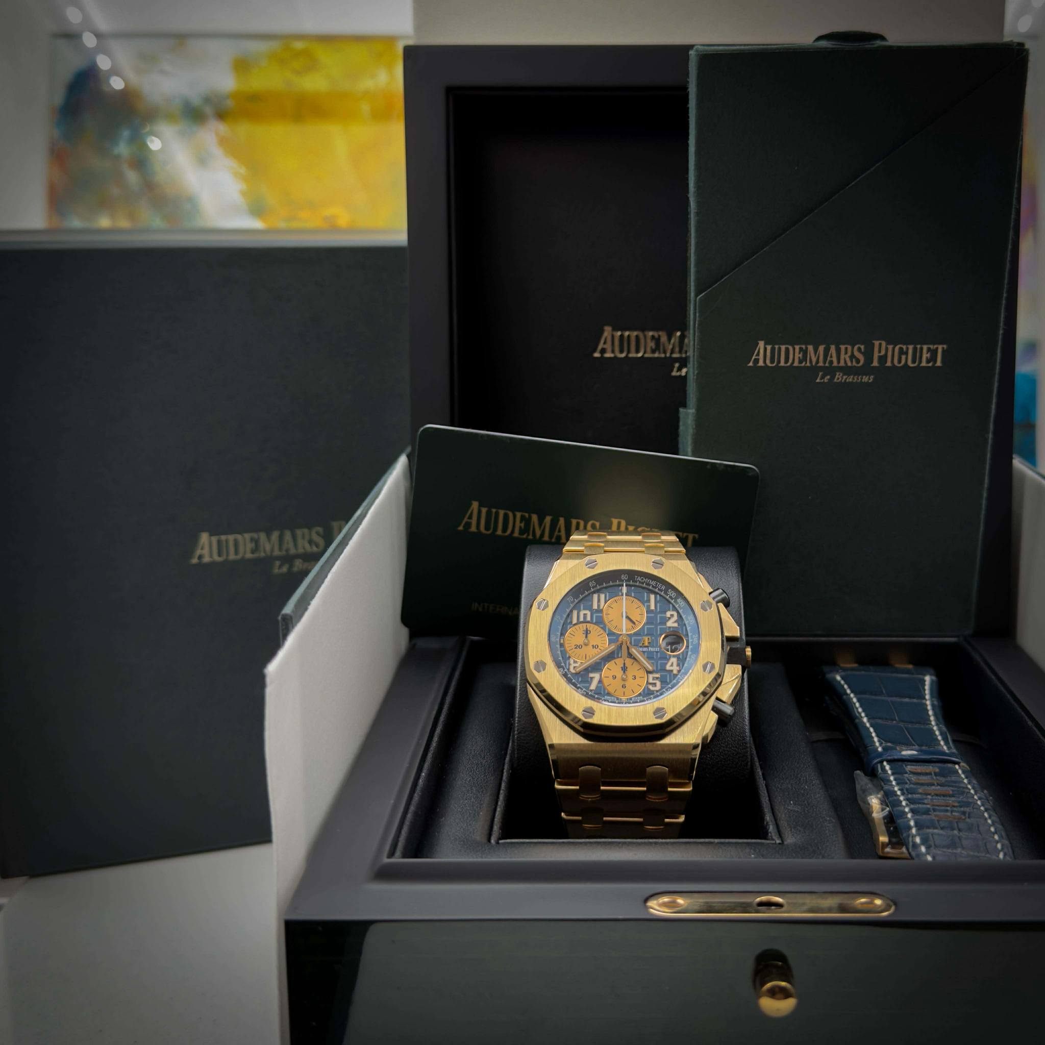 May be an image of wrist watch and text that says '日 In H I 2 D 1 5 ው'