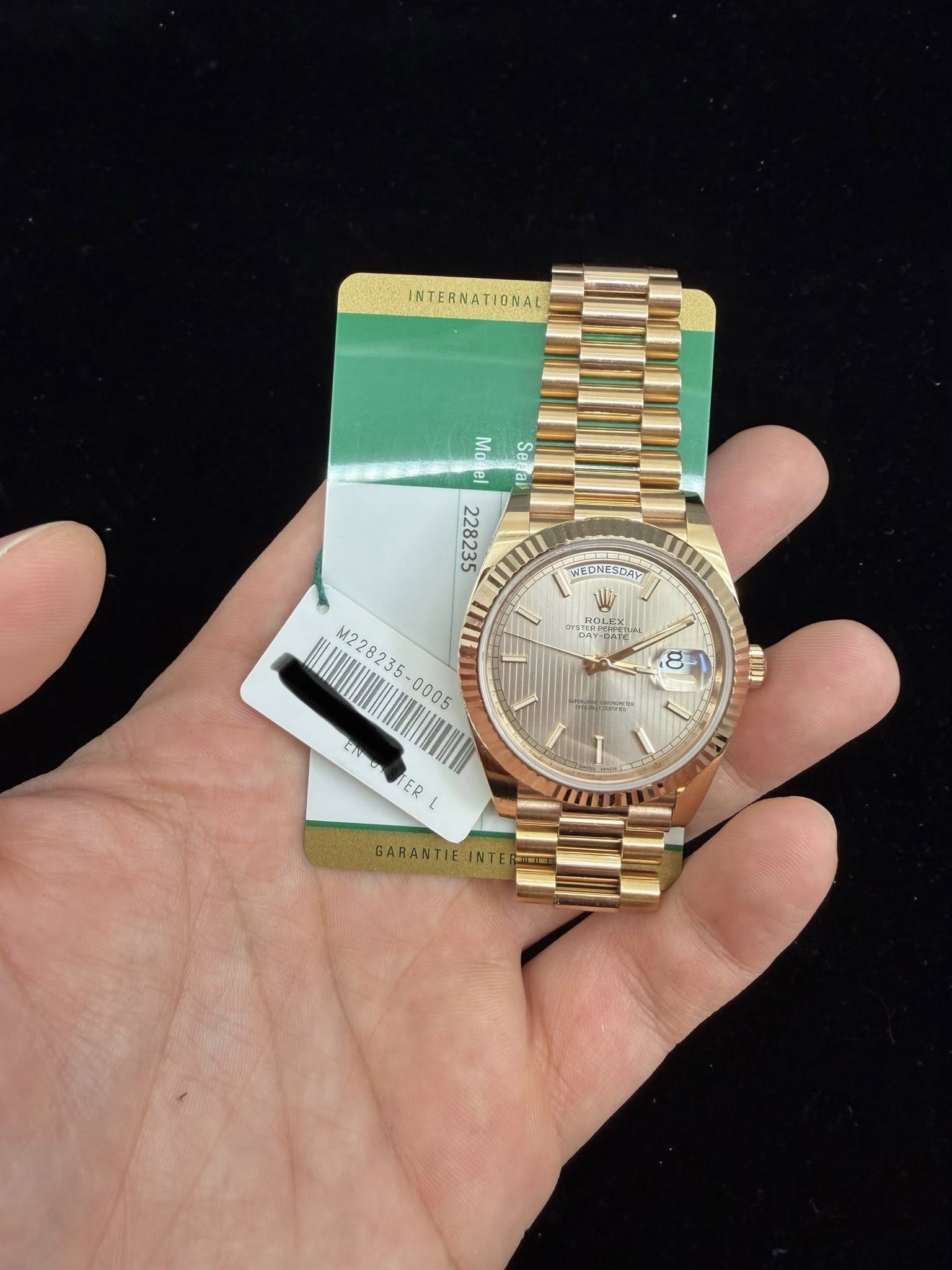 May be an image of wrist watch and text that says 'INTERNATIONAL Mo SB el ap ច el 8 228235 WEDNESDAY ESDAY ROLE ROLEX لنن M228235 M228235- ร 通山口 ER GARANTIEINTES INTE…
