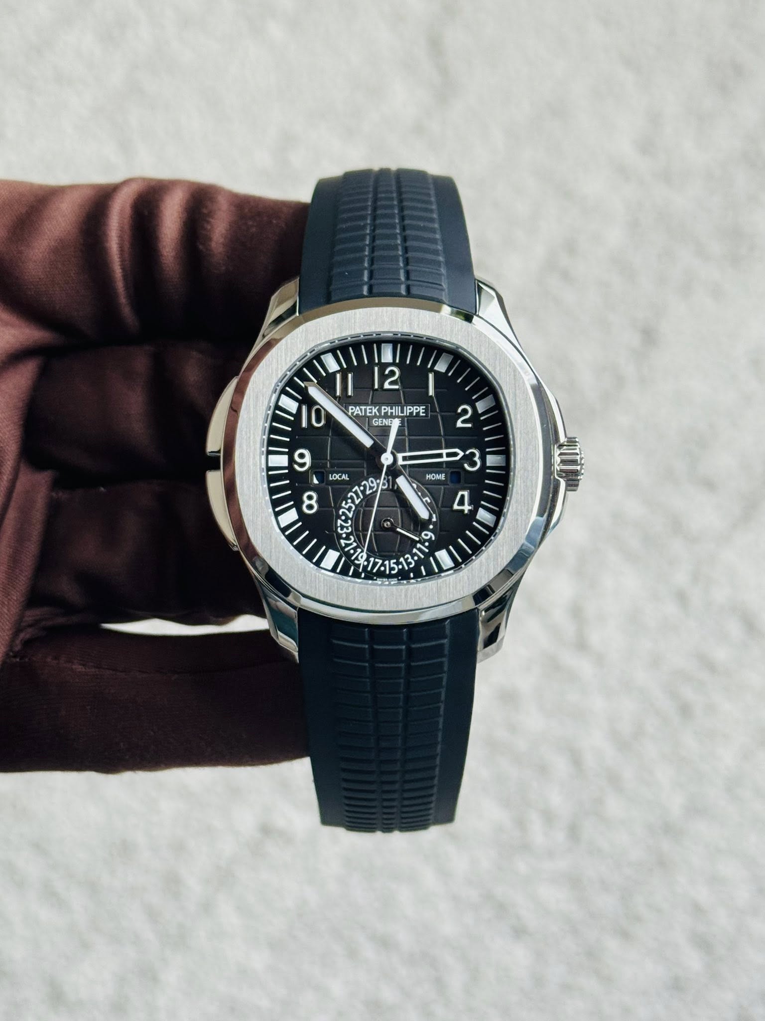 May be an image of wrist watch and text that says '11 12 0 PATEKPHIUPPE GENES PATE PHIL PHILIPPE 2 9 LOCAL 8 3 29% HOME لن'