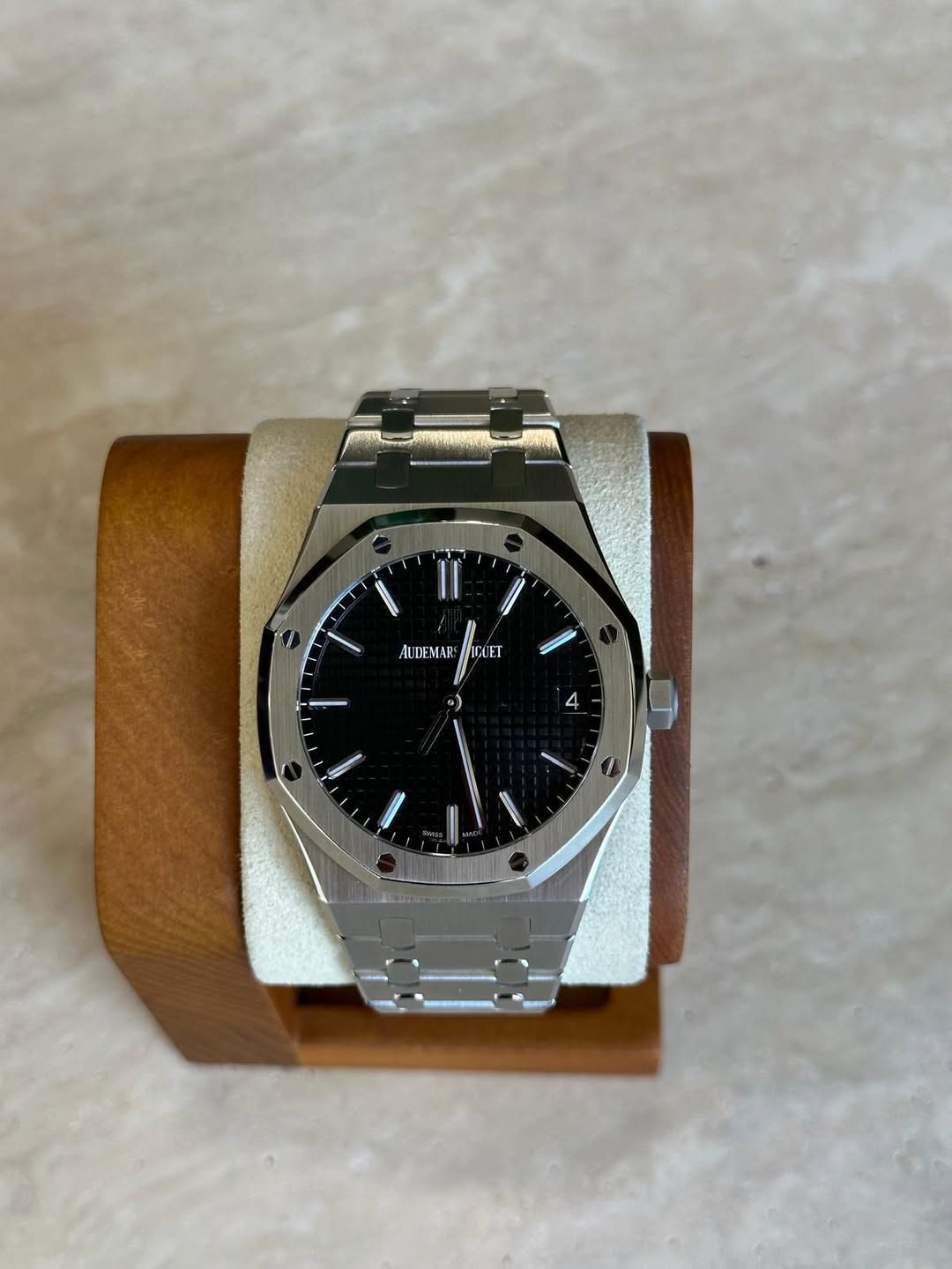 May be an image of wrist watch and text that says 'II AUDEMAR ET ET 4 D S'