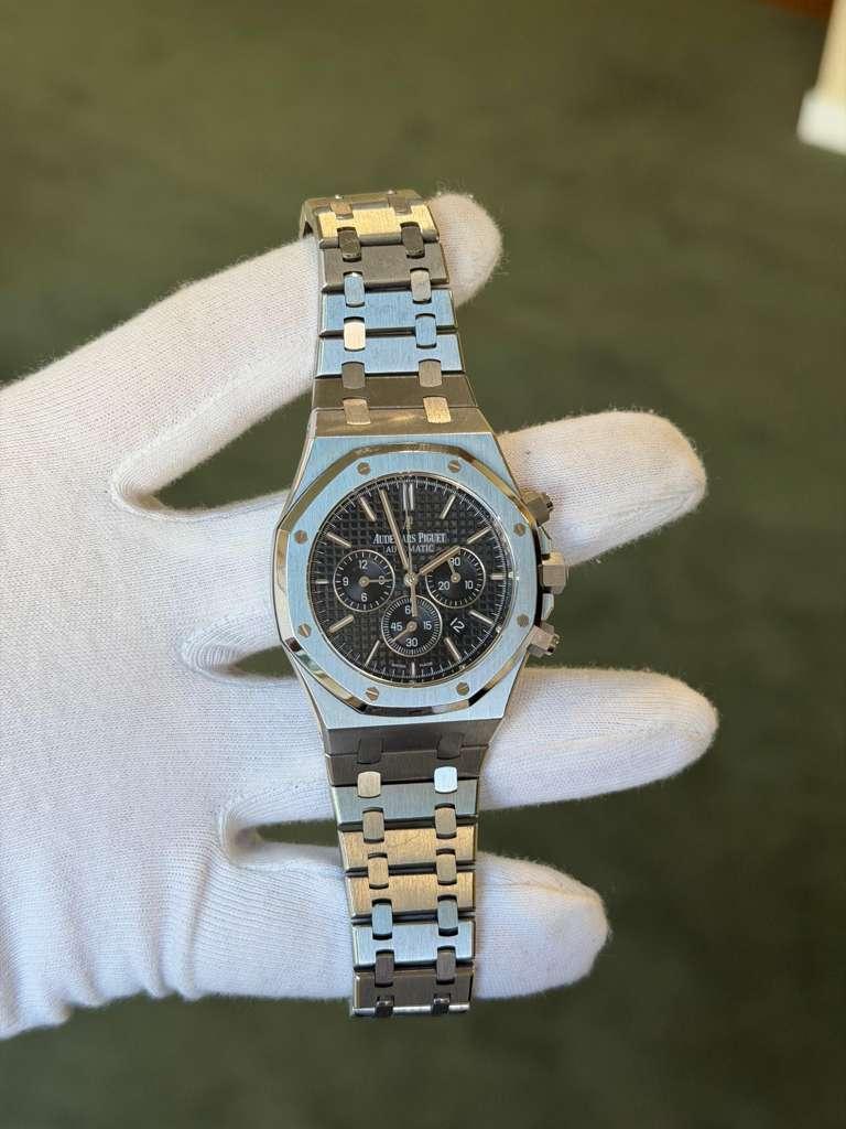 May be an image of wrist watch and text that says 'LUDE PIELE 1 12 a R H دم 15 د 30'