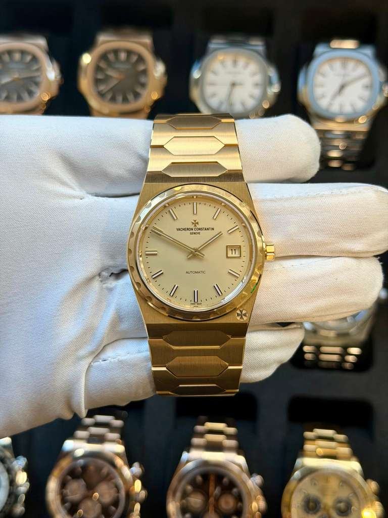 May be an image of wrist watch and text that says 'VECNERON ORSTANTIN ANTIN पतण 11 AUTOMATIC I ٠ / ١ N I'